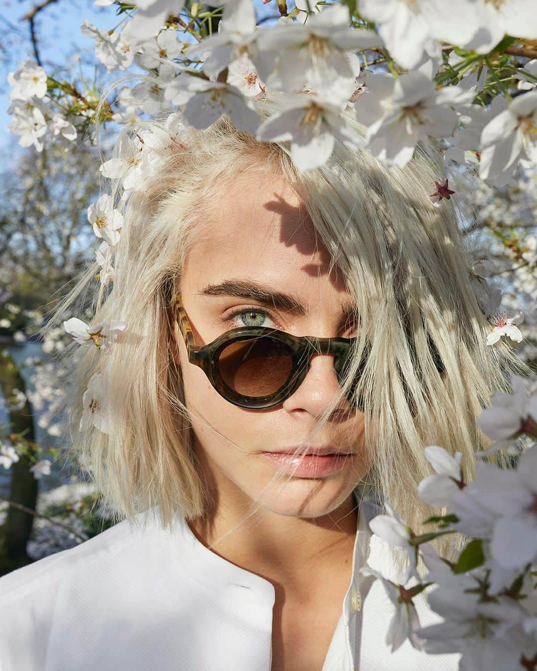 カーラ・デルヴィーニュのインスタグラム：「Bringing London to China! Burberry Her Blossom launches in China this week, and I hope you all love this love letter to London in spring as much as I do. @Burberry #BurberryBeauty #BurberryHerBlossom #ad」