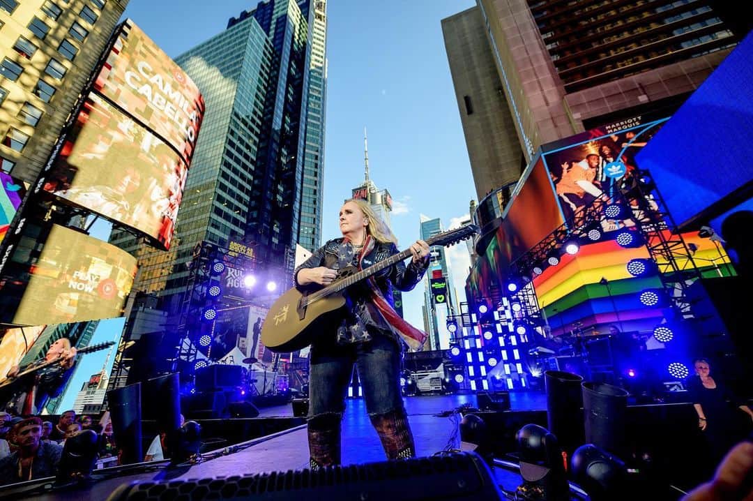 ASCAPさんのインスタグラム写真 - (ASCAPInstagram)「#ASCAP members took over Times Square to celebrate #PRIDE ❣️ @jakeshears @melaniecmusic (of #SpiceGirls) @mnek & @melissa_etheridge! #NYCPride」7月2日 5時54分 - ascap