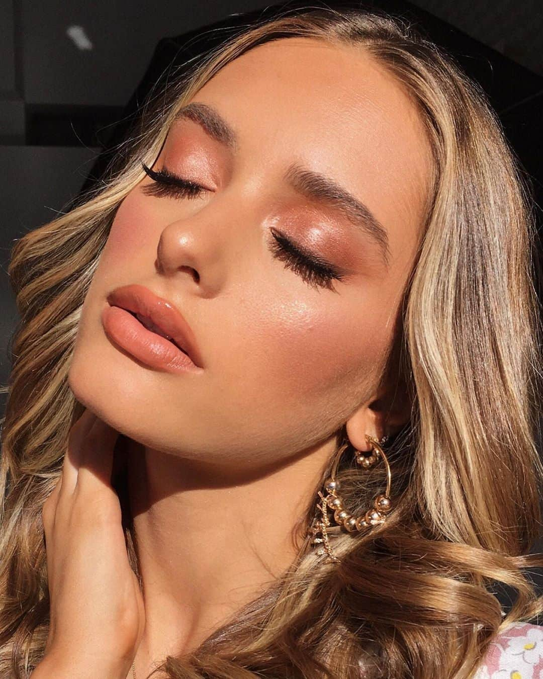 Too Facedさんのインスタグラム写真 - (Too FacedInstagram)「The glow is REAL 🤩 MUA @isabellamakeupp complements @saskiateje's look with our Sugar Peach Wet and Dry Face & Eye Palette! #regram #tfpeachesandcream #toofaced」7月2日 6時00分 - toofaced