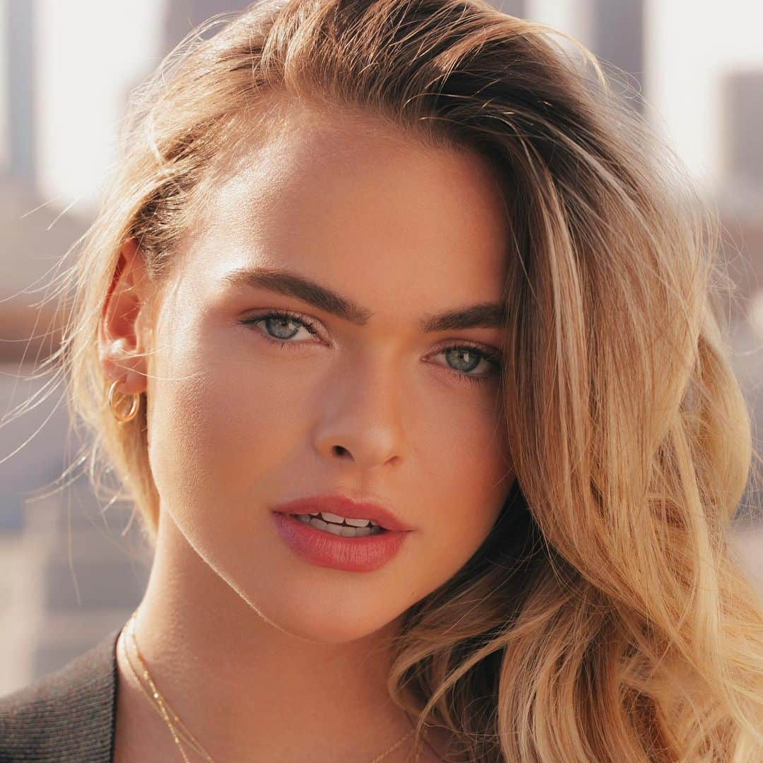 Maybelline New Yorkさんのインスタグラム写真 - (Maybelline New YorkInstagram)「@summermckeen rockin’ her #maybellinexsummermckeen lip gloss in ‘sunburn’. ☀️ These limited edition glosses melts onto lips for a high-shine yet radiant lip look that provides intense moisture with a sheer finish. Head to our Instagram Story and swipe up to pre-order and find it @Walmart stores NOW! Tag a friend that loves a good gloss! 💖」7月2日 6時10分 - maybelline