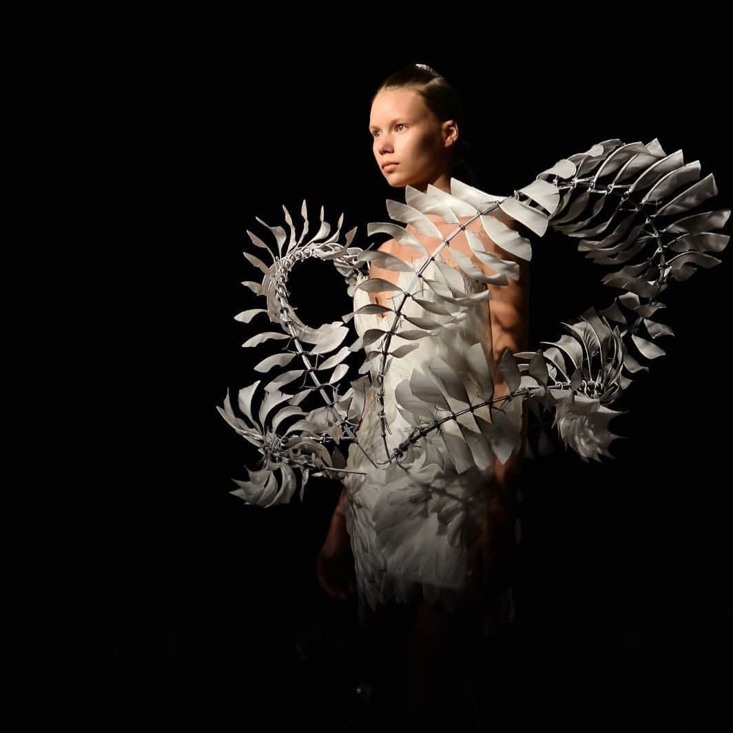 Iris Van Herpeさんのインスタグラム写真 - (Iris Van HerpeInstagram)「Hypnotically transforming movement into delicately woven patterns of infinity ∞ mesmerizing @rebekkame closing today's 'Hypnosis' show at @parisfashionweek. ∞ Photo by @danielacasado for @beyondthemag Show credits Special thanks to collaborating artist: @anthony.howe.art  Collaborating artist: @philip.beesley Styling: @patti_wilson  Music direction: @sssalvadorrr Casting: Maida Gregory Boina, @maximevalentini & @caromauger  Make up: @silbruinsma1 & the @maccosmeticsfrance PRO Team  Hair: @martincullen65 for @streetersldn Shoes by @unitednude Manicure: @jessicascholten_  Press: @karlaotto ∞  #irisvanherpen #hypnosiscouture #parisfashionweek」7月2日 6時12分 - irisvanherpen
