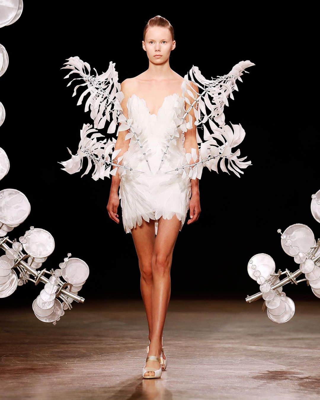 Fashion Weekのインスタグラム：「Kicking off Haute Couture at #PFW with @irisvanherpen's mesmerizing ‘Infinity’ dress from her Autumn/Winter 2020 couture collection titled, 'Hypnosis.' The collection was inpired by the sculpture, 'Ominverse,' by American artist, Anthony Howe. Swipe to be entranced by the 'Infinity' dress. Image by @gettyimages, video c/o @irisvanherpern.」