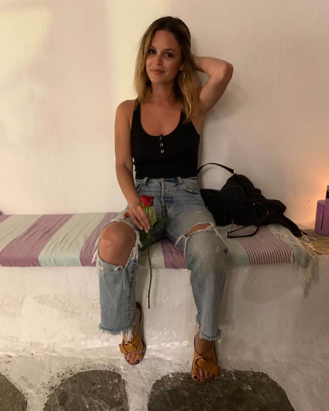 レイチェル・ビルソンのインスタグラム：「Always finds a place to sit 🇬🇷」