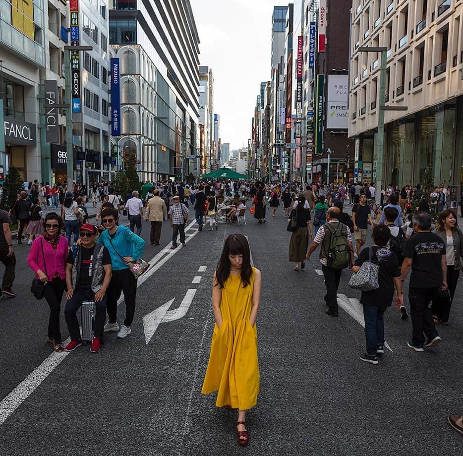 のインスタグラム：「Photo by @dguttenfelder | Pedestrians and shoppers stroll along Chuo-dori Street in Ginza, Japan. #Japan #Shopping #Lifestyle」