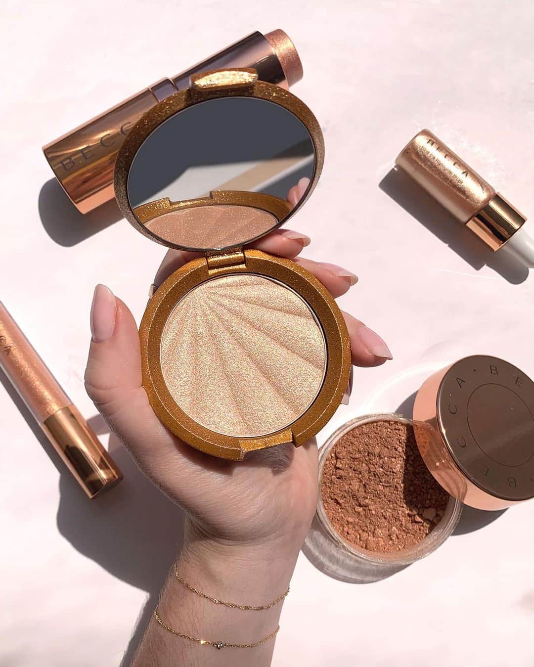 BECCAさんのインスタグラム写真 - (BECCAInstagram)「✨GIVEAWAY✨  for a chance to WIN the FULL Champagne Pop Collection!⤵️🤩😍 1. Follow @BECCACosmetics 2. Like this photo 3. Tag us in your Champagne Pop summer looks using #BECCAGlow  We can't wait to see what you come up with! We'll also post our favorites on #InstagramStories.  Ends 7/31. Must be 18 years old and over, USA residents only. Rules at link in bio.」7月2日 6時42分 - beccacosmetics