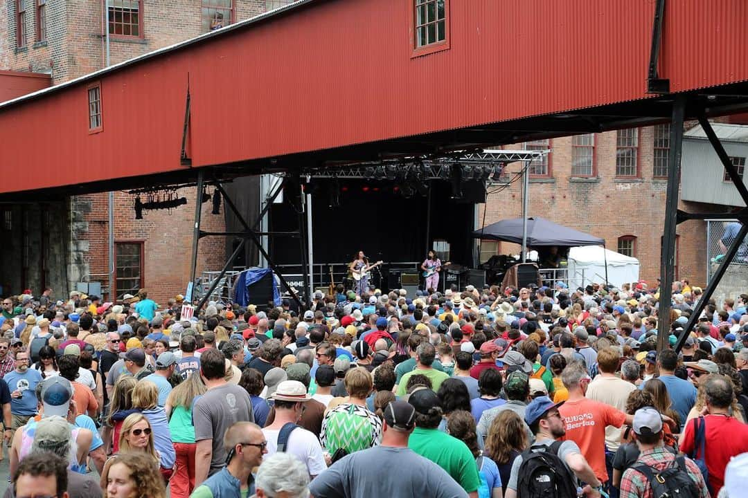 ASCAPさんのインスタグラム写真 - (ASCAPInstagram)「Summer music festival season is in full swing. One of the best fests is @wilco @solidsoundfest which this weekend featured incredible performances by ASCAP members at the world class art destination @massmoca in #northadams #theberkshires #solidsound #solidsound2019 #musicfestival #musicfest」7月2日 6時35分 - ascap