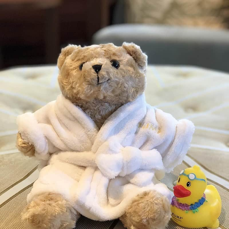 Trump Waikikiさんのインスタグラム写真 - (Trump WaikikiInstagram)「When visiting our hotel, we welcome you to browse our Gift Shop.  See new Trump Waikiki logo items including Spa Teddy and Rubbie Duckie bedecked with a Hawaiian lei.  You may also direct message us to inquire and order. #trumpwaikiki #NeverSettle #rubberduckie #teddybear #thespaattrumpwaikiki  ザ・スパ・アット・トランプでは新入荷のロゴ入りバスローブを着たテディベア（$30）と定番人気のダッキー（$9.50）をはじめ、さまざまなロゴアイテムを取り扱っています。お気軽にお立ち寄りください。 #トランプワイキキ #ザスパアットトランプ #お土産に #ロゴアイテム #テディベア #ダッキー #5つ星ホテル」7月2日 6時38分 - trumpwaikiki