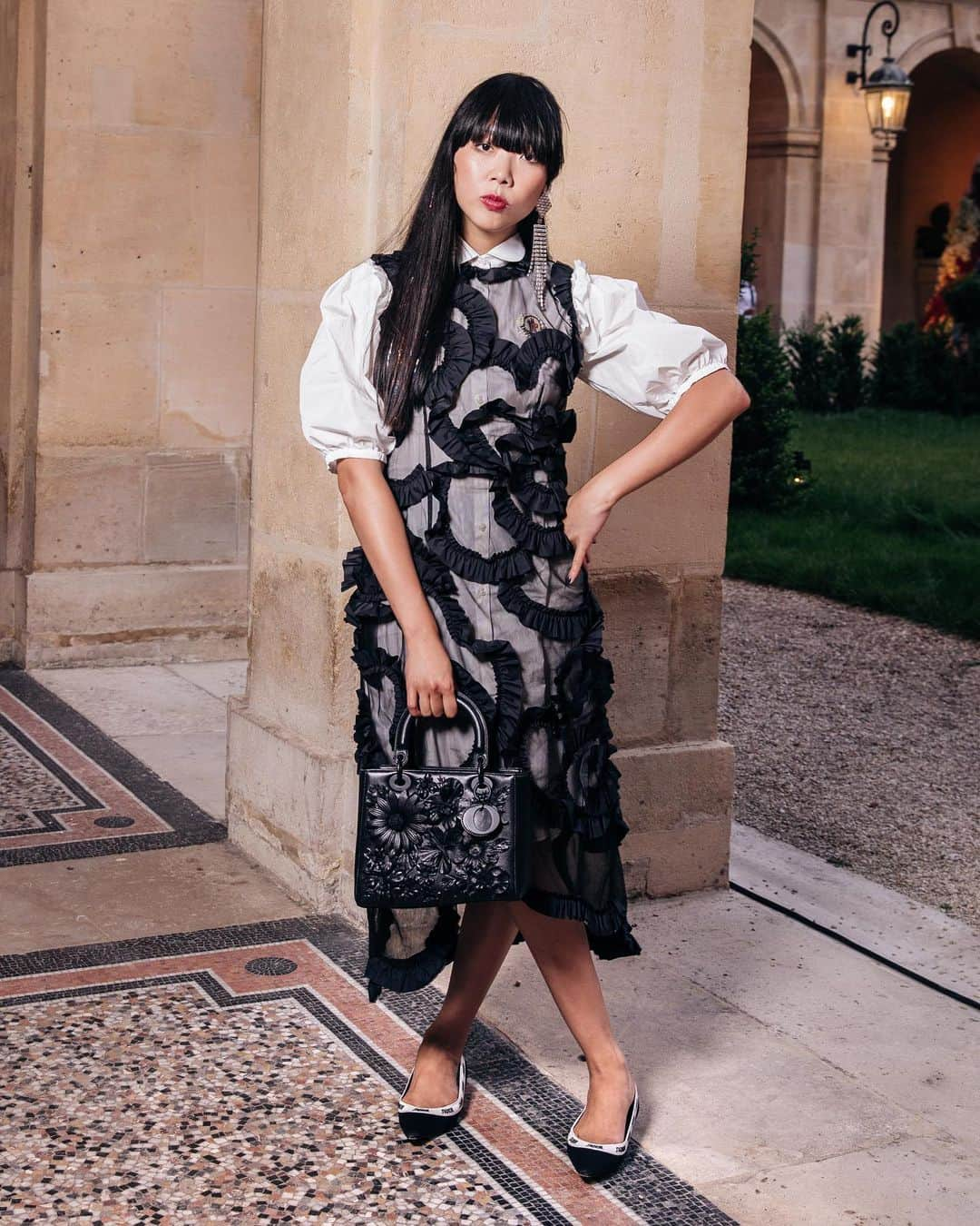 モンクレールさんのインスタグラム写真 - (モンクレールInstagram)「A Parisian gathering in an ancient courtyard as guests experience the romantic world of the new collection from #MONCLERSIMONEROCHA Collection.  _ #MONCLERGENIUS #Mytheresa @mytheresa.com @SimoneRocha_」7月2日 6時38分 - moncler