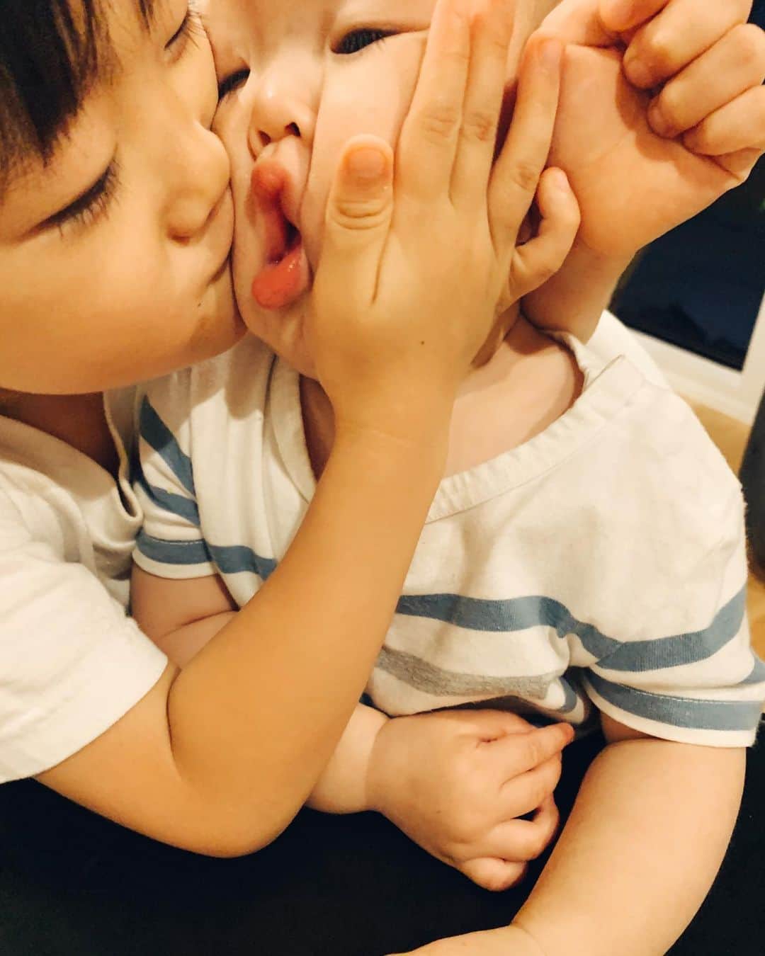 花盛友里のインスタグラム：「可愛がり方のくクセがつよい。  #もうすぐ5歳 #もうすぐ1歳」