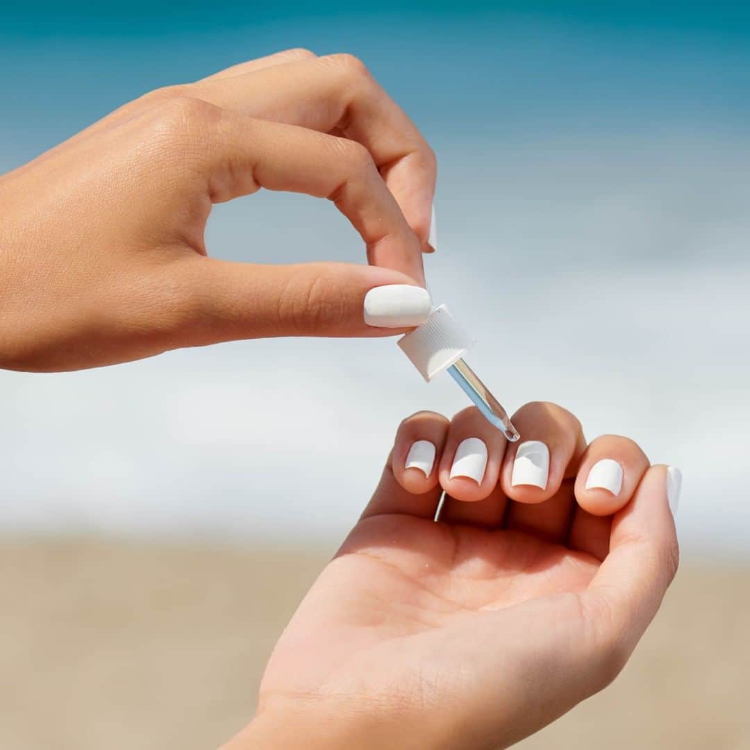 OPIさんのインスタグラム写真 - (OPIInstagram)「If you want your manicure to stay fresh after a day at the beach then you need to show your cuticles some love! Just a few drops of #OPIProSpa #NailandCuticleOil works wonders. 💧Maybe we should rename it "Miracle Oil"? 🧐 ⁠ ⁠ #CuticleCare #NailCare #NailCare #SummerNails #OPIObsessed #healthy #nails」7月2日 7時00分 - opi