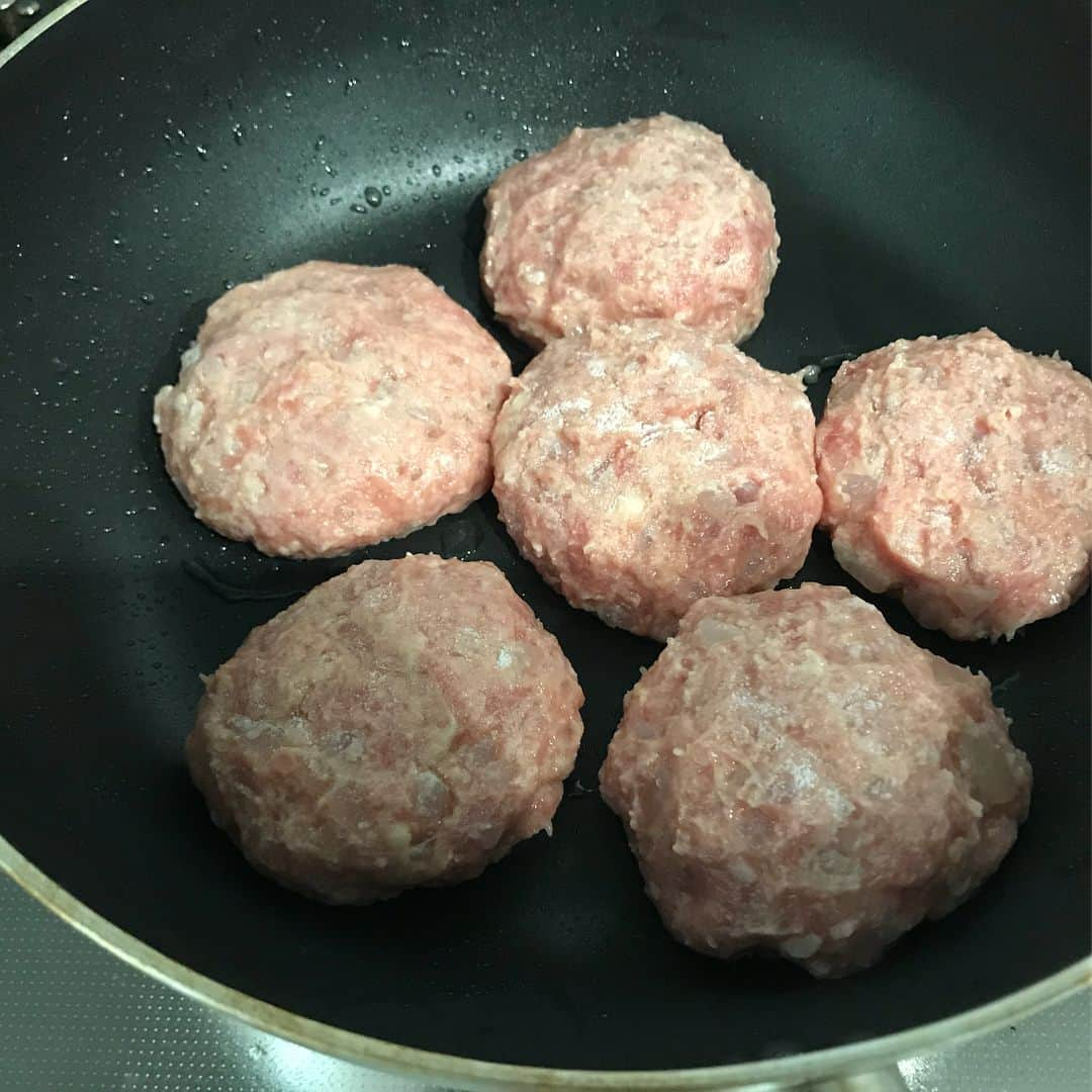 山本ゆりさんのインスタグラム写真 - (山本ゆりInstagram)「ハンバーグ研究！﻿ ﻿ 【やわらか煮込みハンバーグ】﻿ ﻿ 肉汁が流出しない方法もですが、たとえ流出してもパサつかずやわらかく美味しい材料、配合なので気軽に作ってみてください！焼肉のたれがポイント﻿ ﻿ 材料（小さめ6個分。4個に分けても)﻿ ●玉ねぎ・・・・1/2個﻿ ●サラダ油・・・小さじ1くらい﻿ Ａパン粉・・・・大さじ4くらい﻿ Ａ牛乳・・・・大さじ3くらい﻿ ●卵・・・1個﻿ ●合挽肉・・・350gぐらい（冷やしておく）﻿ Ｂ塩・・・・小さじ1/4ぐらい﻿ Ｂ顆粒コンソメスープの素・・・小さじ1/2ぐらい﻿ ﻿ Ｃ水・・・・120mlぐらい﻿ Ｃケチャップ、ウスターソースまたは中濃ソース・・・各大さじ2ぐらい﻿ Ｃ焼肉のたれ・・・・大さじ1ぐらい(うちでは「わが家は焼肉屋さん」を使ってます)﻿ ﻿ ①玉ねぎはみじん切りにして耐熱容器に入れ、油をかけ、ふわっとラップをかけて電子レンジで3分加熱し、冷ましておく。Ａは合わせてよくふやかしておく。﻿ ﻿ ②ひき肉とＢを白っぽく粘りが出るまでよく練る。（これをお肉が冷たいうちに終える)①と卵を入れてよく混ぜ、丸めて両手でキャッチボールして空気を抜く。﻿ ﻿ ★表面にヒビとかガタガタな感じがないように、ツルンと仕上げるのがコツです！(手に水つけるといい感じにできます)﻿ ﻿ ③時間があればこれを冷蔵庫で休ませ、フライパンにサラダ油（分量外）をひいて②を並べてから火をつける。弱～中火でジワジワ触らず焼き、こんがりしたら裏返し、両面こんがり焼けたらＣを加える。蓋をぴっちりして弱火で7分ほど煮て完成！﻿ ﻿ ポイント﻿ ●お肉を冷やしておき、玉ねぎも加熱後よく冷ます﻿ ●最初にお肉と塩だけでよーく練る﻿ ●パン粉を牛乳（または水）にちゃんとふやかす﻿ ●お肉が冷たいうちに作業を終える﻿ ●表面がツルツルになるように成型﻿ ﻿ です。﻿ ﻿ ごちゃごちゃ書いてますが、仮にポイント全て無視して作ったとしてもこの配合なら普通に美味しいハンバーグになりますんで！﻿ ﻿ #レシピ #簡単レシピ #おうちごはん #誕生日ごはん #ハンバーグ #ハンバーーーーグ」7月1日 22時06分 - yamamoto0507