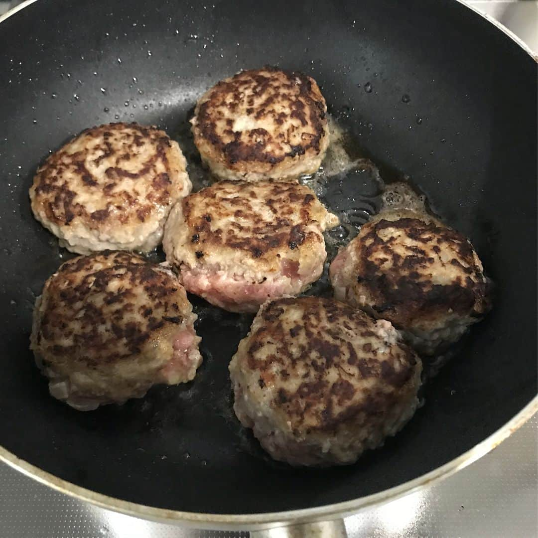 山本ゆりさんのインスタグラム写真 - (山本ゆりInstagram)「ハンバーグ研究！﻿ ﻿ 【やわらか煮込みハンバーグ】﻿ ﻿ 肉汁が流出しない方法もですが、たとえ流出してもパサつかずやわらかく美味しい材料、配合なので気軽に作ってみてください！焼肉のたれがポイント﻿ ﻿ 材料（小さめ6個分。4個に分けても)﻿ ●玉ねぎ・・・・1/2個﻿ ●サラダ油・・・小さじ1くらい﻿ Ａパン粉・・・・大さじ4くらい﻿ Ａ牛乳・・・・大さじ3くらい﻿ ●卵・・・1個﻿ ●合挽肉・・・350gぐらい（冷やしておく）﻿ Ｂ塩・・・・小さじ1/4ぐらい﻿ Ｂ顆粒コンソメスープの素・・・小さじ1/2ぐらい﻿ ﻿ Ｃ水・・・・120mlぐらい﻿ Ｃケチャップ、ウスターソースまたは中濃ソース・・・各大さじ2ぐらい﻿ Ｃ焼肉のたれ・・・・大さじ1ぐらい(うちでは「わが家は焼肉屋さん」を使ってます)﻿ ﻿ ①玉ねぎはみじん切りにして耐熱容器に入れ、油をかけ、ふわっとラップをかけて電子レンジで3分加熱し、冷ましておく。Ａは合わせてよくふやかしておく。﻿ ﻿ ②ひき肉とＢを白っぽく粘りが出るまでよく練る。（これをお肉が冷たいうちに終える)①と卵を入れてよく混ぜ、丸めて両手でキャッチボールして空気を抜く。﻿ ﻿ ★表面にヒビとかガタガタな感じがないように、ツルンと仕上げるのがコツです！(手に水つけるといい感じにできます)﻿ ﻿ ③時間があればこれを冷蔵庫で休ませ、フライパンにサラダ油（分量外）をひいて②を並べてから火をつける。弱～中火でジワジワ触らず焼き、こんがりしたら裏返し、両面こんがり焼けたらＣを加える。蓋をぴっちりして弱火で7分ほど煮て完成！﻿ ﻿ ポイント﻿ ●お肉を冷やしておき、玉ねぎも加熱後よく冷ます﻿ ●最初にお肉と塩だけでよーく練る﻿ ●パン粉を牛乳（または水）にちゃんとふやかす﻿ ●お肉が冷たいうちに作業を終える﻿ ●表面がツルツルになるように成型﻿ ﻿ です。﻿ ﻿ ごちゃごちゃ書いてますが、仮にポイント全て無視して作ったとしてもこの配合なら普通に美味しいハンバーグになりますんで！﻿ ﻿ #レシピ #簡単レシピ #おうちごはん #誕生日ごはん #ハンバーグ #ハンバーーーーグ」7月1日 22時06分 - yamamoto0507