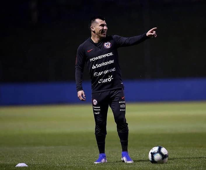 ガリー・メデルさんのインスタグラム写真 - (ガリー・メデルInstagram)「⚽️🇨🇱👌🏻💪🏼❤️🌨 #seleccion #entrenamiento #17」7月1日 22時06分 - gary_medel17