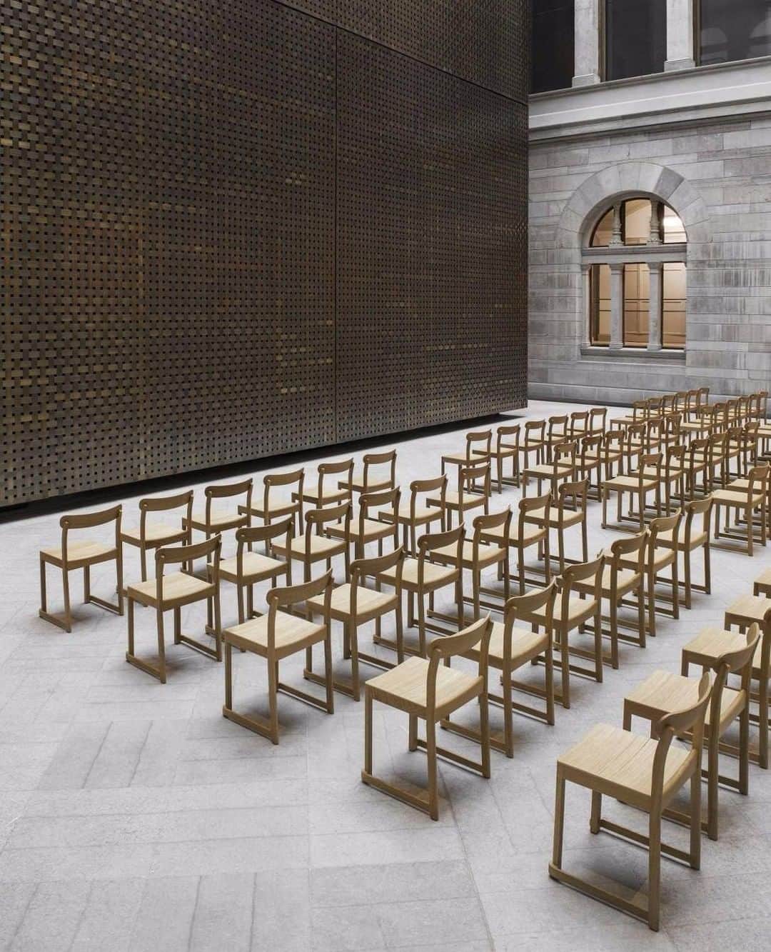 Artekさんのインスタグラム写真 - (ArtekInstagram)「All ears at the auditorium of @nationalmuseumswe, Stockholm. Our Atelier Chair, designed by @taf_studio, was created for Sweden’s museum for art and design, which re-opened last October after extensive renovations. #artek #atelierchair #tafstudio @taf_studio」7月1日 22時00分 - artekglobal