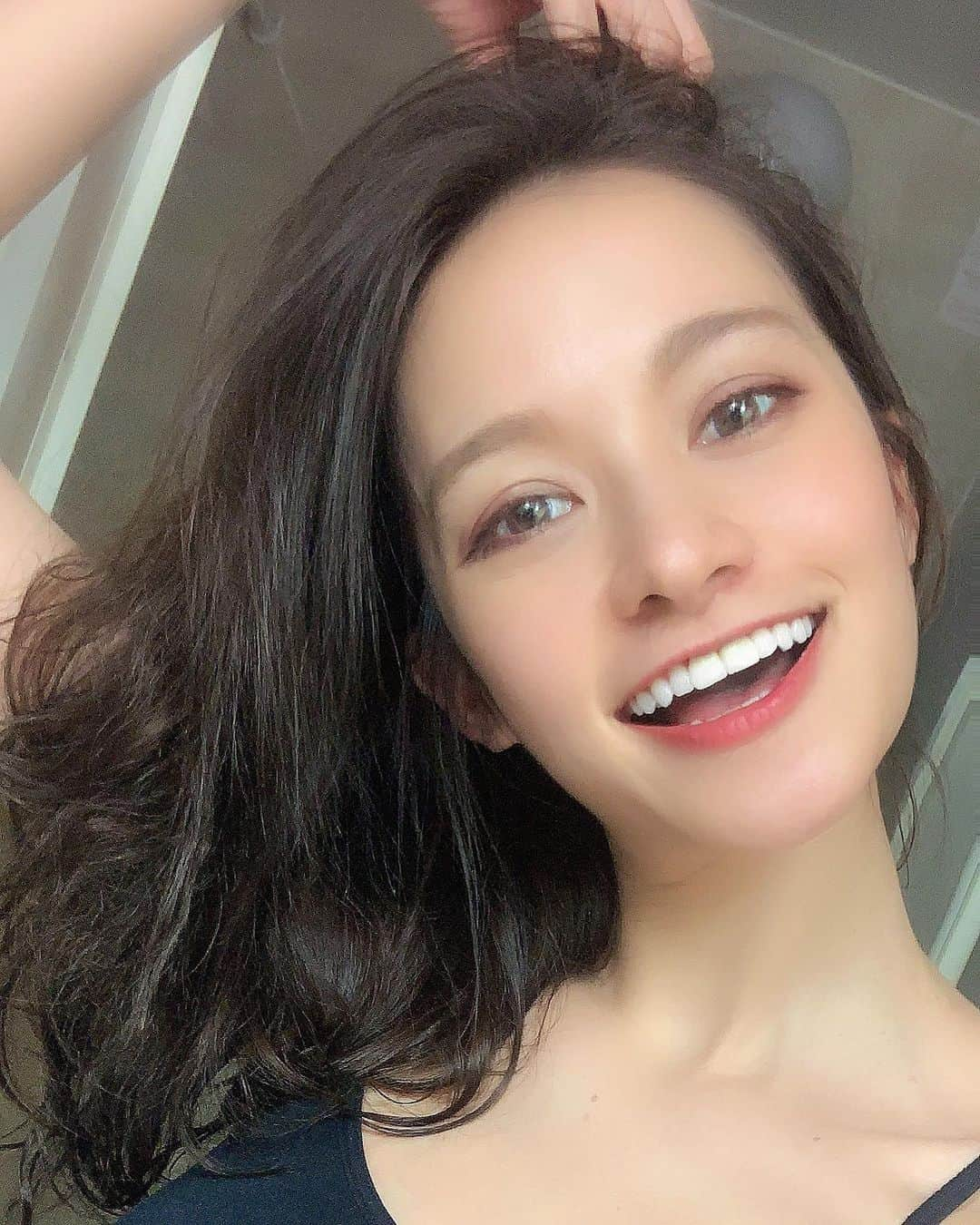 大森美知さんのインスタグラム写真 - (大森美知Instagram)「湿気で髪ぼっさー！ 湿気で肌の調子がいい♡ お肌は保湿が1番。 今日も何年も続けてる朝夜パック！ 今は @lululun_jp パック （赤×ゴールド色パッケージ）愛用中。 ________________________________ #保湿 #美容情報 #オススメパック #lululunmask」7月1日 22時00分 - michi_oomori_official