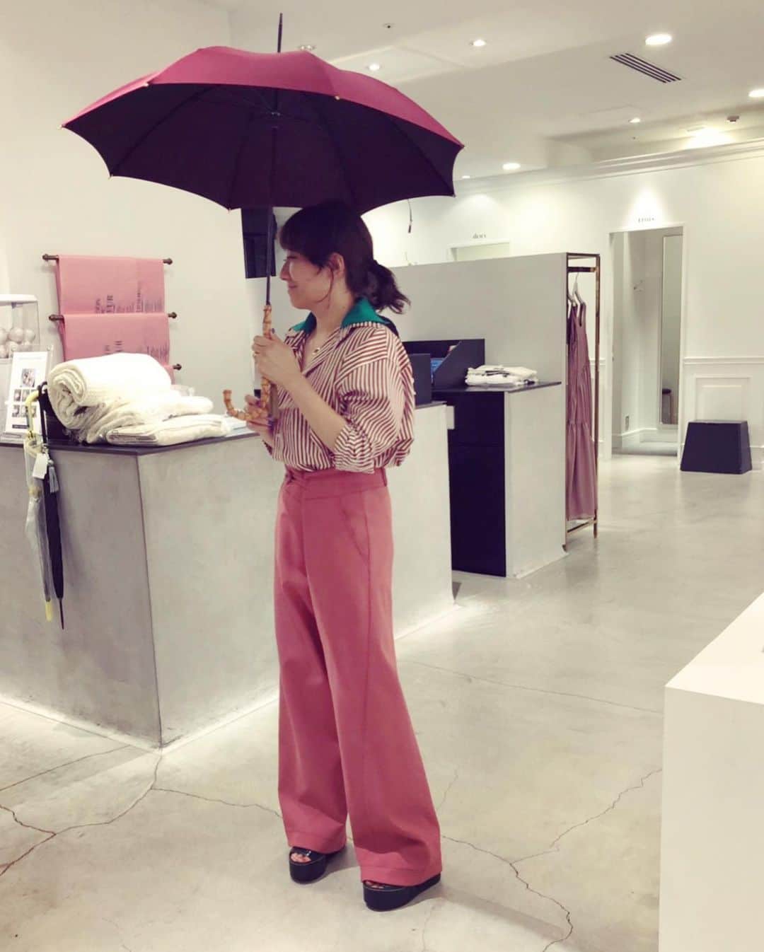 風間ゆみえのインスタグラム：「梅雨なら梅雨を楽しむタイプです☔️😊 今日は打ち合わせのあと、バイヤー杉原っしーと、La Boutique FantasqueスペシャルカラーのFox umbrellaをお買いものに♪  淡いイエローか、白い傘を選ぼうとしいたけど、今日の服のせいかな？秋の長雨に持ちたいと思っていたボルドーカラーを気にピンときちゃった😆✨ @la_boutique_fantasque  @maisondereefur  @foxumbrellas  #yumie_k_style」