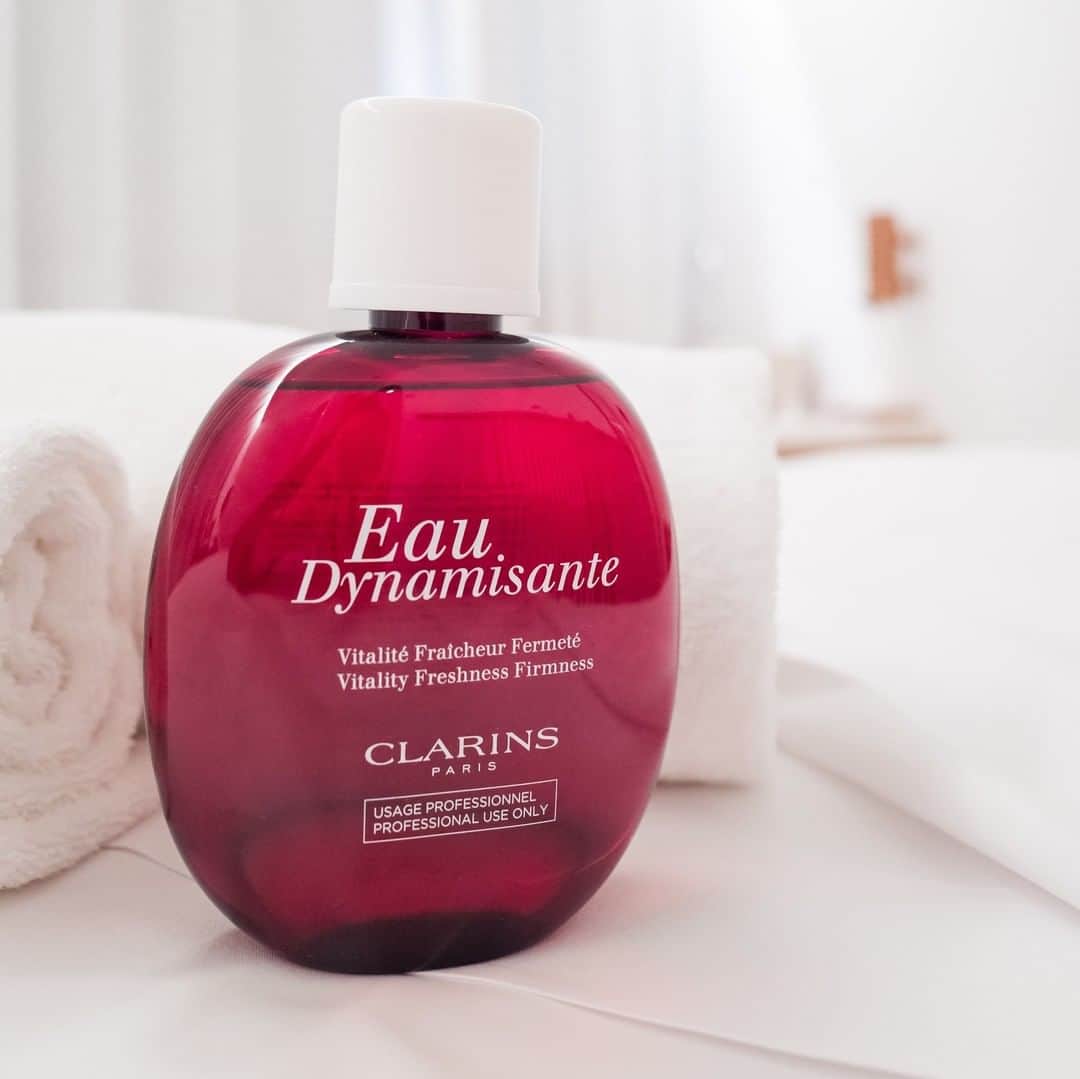 ClarinsUKさんのインスタグラム写真 - (ClarinsUKInstagram)「Eau Dynamisante is the first fragrance and body treatment in one spa-fresh formula. This invigorating aroma for women and men, moisturises, firms and tones with essential oils of lemon, patchouli, petit grain, ginseng and white tea. #YouNeedASpaDay #Clarins #ItsAllAboutYou」7月1日 22時02分 - clarinsuk
