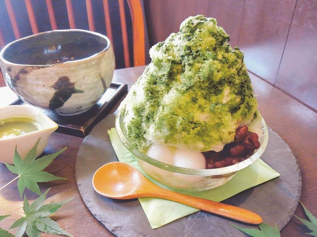 おいもカフェ金糸雀さんのインスタグラム写真 - (おいもカフェ金糸雀Instagram)「. 注文毎に宇治のお抹茶から作る自家製シロップをふわふわの氷で味わう『抹茶かき氷』。 澄んだお茶の香りの中に甘さが広がります♪ さらには氷の中に抹茶アイスが隠れていて、最後まで抹茶の風味を楽しめます(^^) . #おいもカフェ金糸雀 #おいもカフェ #鎌倉 #小町通り #湘南 #神奈川 #カフェ #鎌倉カフェ #湘南カフェ #神奈川カフェ #鎌倉スイーツ #鎌倉グルメ #鎌倉デート #鎌倉散歩 #鎌倉旅行 #かき氷 #スイーツ #氷 #宇治金時 #抹茶 #宇治抹茶 #抹茶かき氷 #抹茶アイス #抹茶スイーツ #カフェ巡り #スイーツ巡り #かき氷巡り #抹茶好き #kamakura #가마쿠라 . 《おいもカフェ金糸雀》 営業時間：11:00-18:00(17:30) 定休日：水曜日 248-0006 神奈川県鎌倉市小町2-10-10 小町TIビル1F TEL：0467-22-4908」7月1日 22時02分 - oimocafekanaria