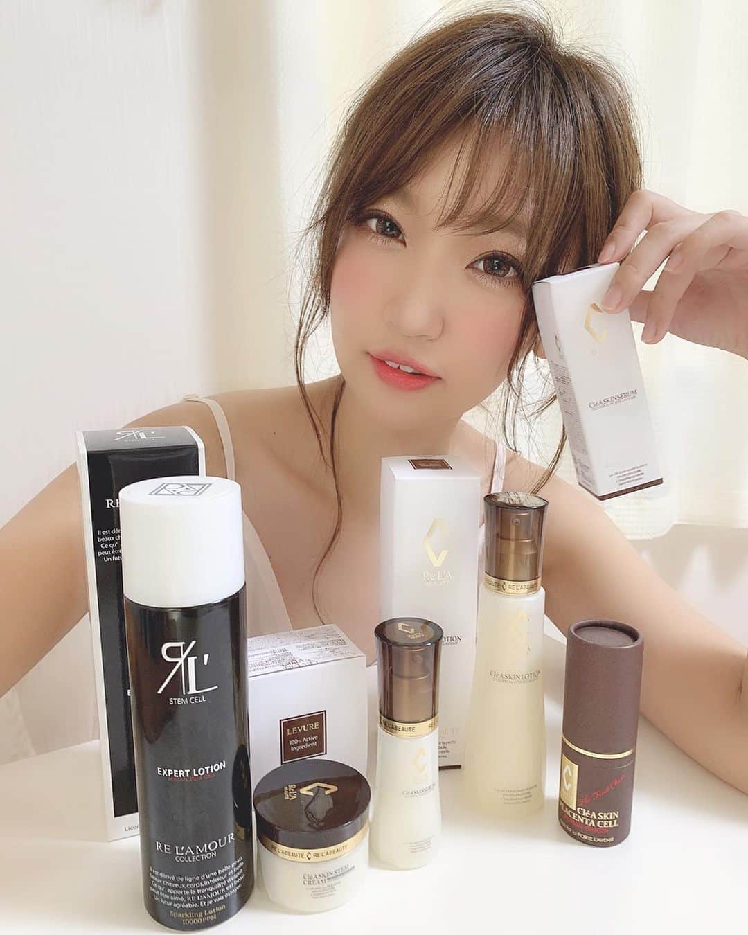 いっちゃん/嶋津 いつみのインスタグラム：「. . 昨日の投稿のクイズの正解は 「トイレ🚽行きたい🙄💨💨💨」でしたw . . . ちなみに正解者はゼロ🙆‍♀️ みんなまだまだやな🤪‼︎笑 . . . . . . .  で！今日は 最近ストーリーに載せてて 質問もらってたスキンケアの話🌿 . . . . . 2週間程前から スキンケアをエイジングケアラインに 変えましたー🌷✨ . . . . 今流行ってる 人幹細胞のスキンケアで もっちりしっとり肌になれる感じが 気に入ってる🤗 . . . . 特に凄いんが 黒いスプレーのリアムールってやつなんやけど 炭酸の化粧水になってて びっくりするぐらいバチバチやねん‼︎🙄 . . 3枚目に動画載せてるから見てみて！ . . . . . これ付けるだけで 一気に毛細血管が広がって血流良くなるから ポカポカするねん❤️❤️❤️ . . . いっちゃんは首、鎖骨、頭皮にも使ってる💪🏻✨ . . . . . . 年齢と共に スキンケアもチェンジして 大人女子を楽しみましょ🧚🏻‍♀️ . . . . . . . #関西  #関西サロモ  #サロンモデル #サロモ #いっちゃん  #フリーモデル #関西モデル  #あざといっちゃん #かわいっちゃん #ブライダルモデル #アレンジモデル #ヘアカラー  #ヘアアレンジ #撮影依頼受付中 . . . . . . . .  7月8月のお仕事依頼受付中です💜 . . .」