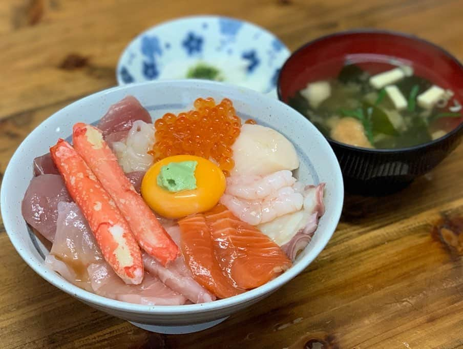 岩本恵美加さんのインスタグラム写真 - (岩本恵美加Instagram)「❁⃘ 八戸のおいしかったやーつ😋 【みなと食堂】の平目漬け丼♬ 朝早くから並ぶ人気店みたい！ タイミングよく並ばずに入れました✨ 4人で違うの注文！ ㅤㅤ 最後の写真はおみくじ引いた時の！ 詳しく？はブログに◎ ㅤㅤ #青森 #青森グルメ #青森旅行 #八戸 #八戸市 #八戸グルメ #みなと食堂 #みなと食堂の平目漬け丼 #平目漬丼 #平目漬け丼 #ボリューム満点 #aomori #gourmet #instafood #japan」7月1日 22時03分 - emk_iwmt