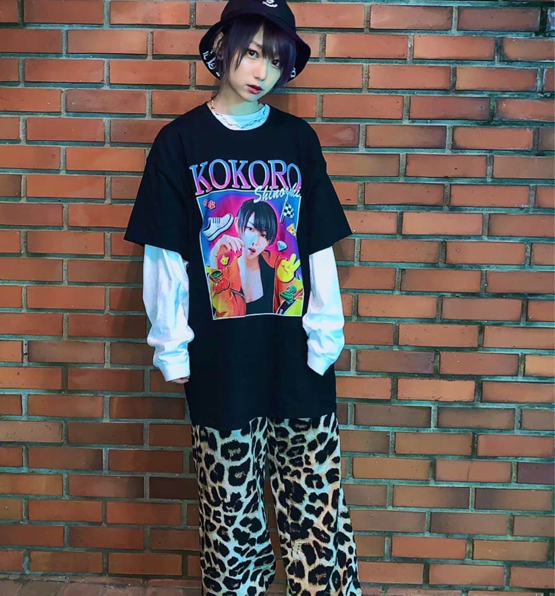 篠崎こころのインスタグラム：「グッズ届いたから着てみた🌈  自分でいうのもなんなのだが 今回の誕生日イベントのTシャツのデザイン かっこいいと思う😭のでぜひgetしてね❤️」