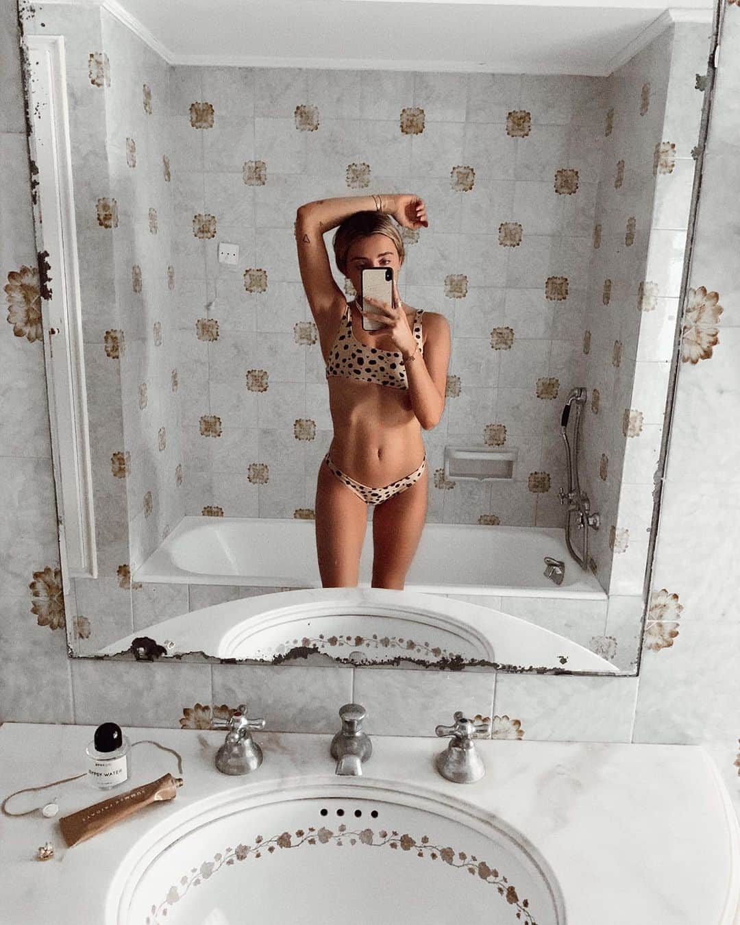 Lauren Elizabethのインスタグラム：「Buongiorno 🖤☀️ Italy version of my mirror pics 🤷🏼‍♀️」