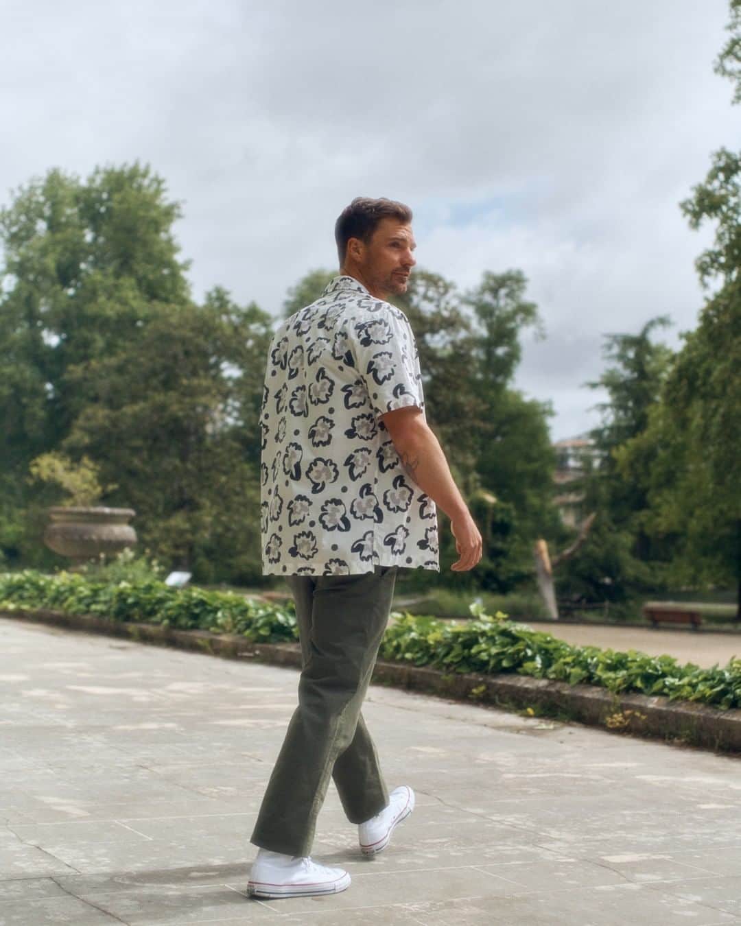MR PORTERのインスタグラム：「We are delighted to welcome six new styles to the @mrp summer collection, including this rather festive shirt.⁠ -⁠ Head to the link in bio or follow @mrp to discover the collection #MrPmyway⁠」