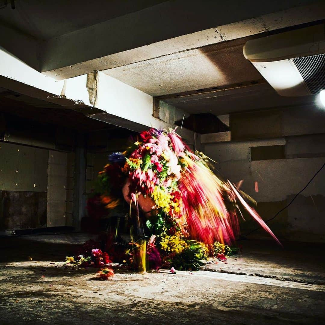 東信さんのインスタグラム写真 - (東信Instagram)「Flower Man ‘Shouji’  #amkk #amkkproject #makotoazuma #azumamakoto #東信花樹研究所 #東信 #jardinsdesfleurs #shiinokishunsuke #flowerart #flower #flowers #flowerman #shouji #デカイ #一度失敗したけどまた立ち上がる」7月1日 22時08分 - azumamakoto