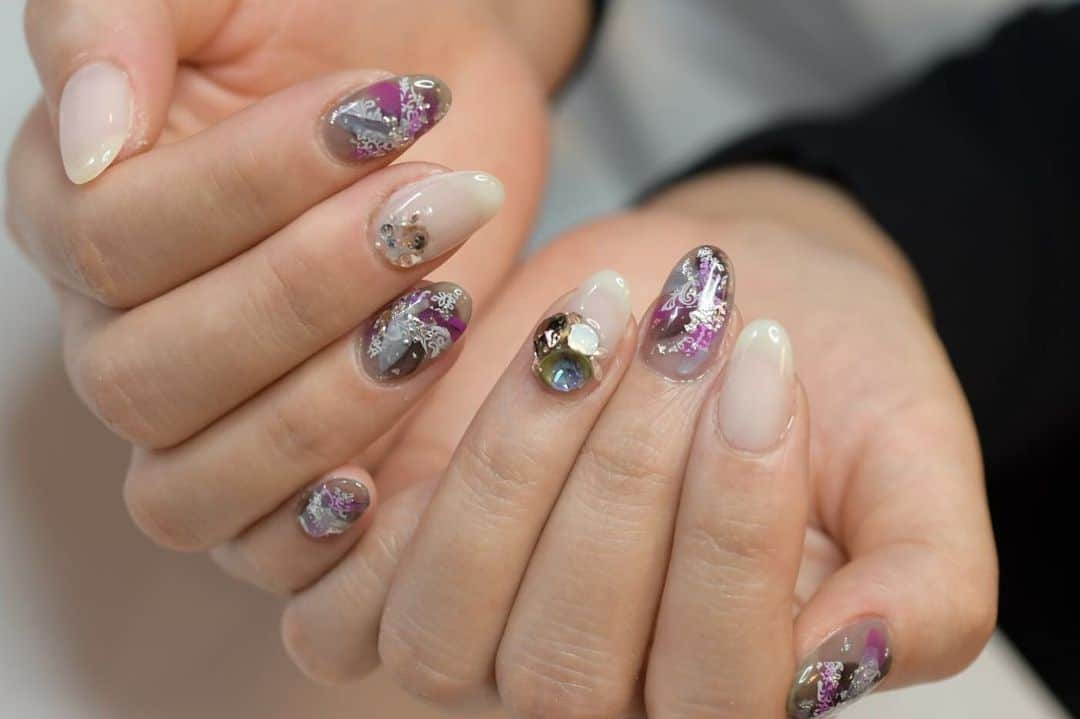 Yuka Maeda ::manicurelistのインスタグラム：「大阪市北区 梅田.中崎町.駅から徒歩7分🚶‍♀️ CADENAS nail eyelash  マツエクアカウント @cadenaseyelash LINE:@ cadenas 🆔検索🙋‍♀️ tel:06-4792-8617. cadenas.nail@gmail.com. . #ネイル #ネイルアート #ネイルデザイン #梅田ネイルサロン  #堂山町ネイル #大人ネイル  #フィルイン #ジェルネイル #jelnail #nails  #nailart #instagood #ワンカラー #大阪ネイルサロン  #上品ネイル #シンプルネイル  #ジェルデザイン #cadenas #カデナ #春ネイル #fashion #smile #love #美甲 #happy #newnails #loveit #パープル #ニュアンスネイル」