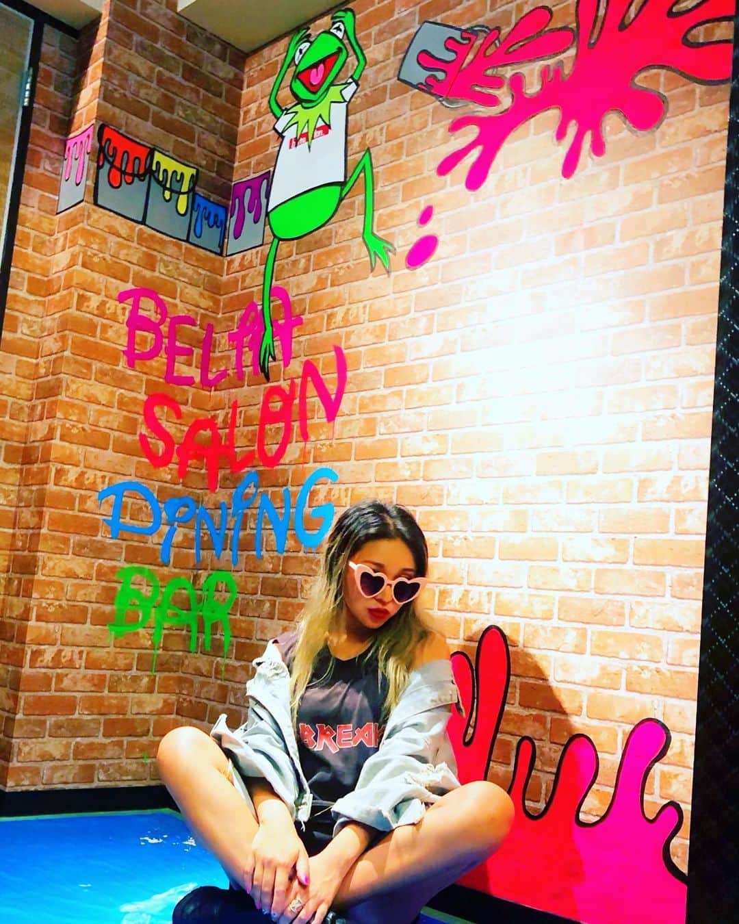 miniさんのインスタグラム写真 - (miniInstagram)「My ARt wORk✍️🎨 @belta_salon_nishiki 🐸💜👅🌈🧬🧿🧫 #myart #minilbreakart #myartwork #beltasalon #nagoya #wallpaint #wallart #graffiti #diningbar #kermit #painting #livepainting」7月1日 22時09分 - mini.stagram