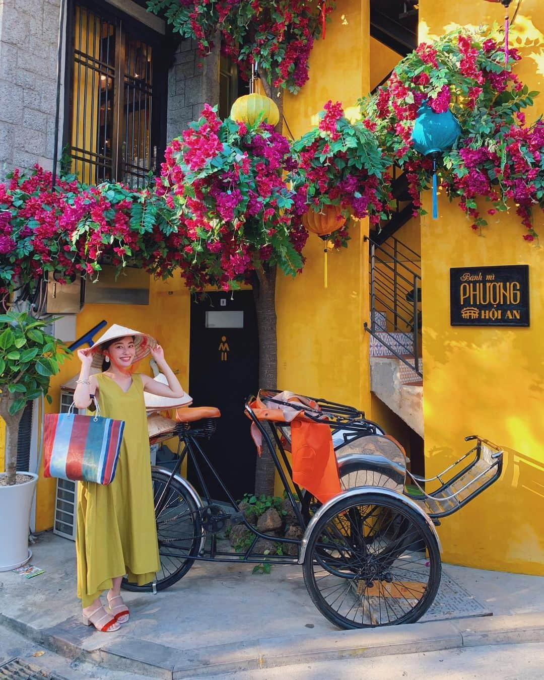 小祝麻里亜さんのインスタグラム写真 - (小祝麻里亜Instagram)「【Banh mi Phuong Hoi An／グルメ ・延南洞 】 ． 韓国🇰🇷ではなく、ベトナム🇻🇳？ そんな佇まいのお店、バインミーフォン ホイアン。こちらはベトナムのホイアンにあるお店で、『世界一美味しいバインミー🥖』と称されているお店です！ ． 今年5月に韓国に初上陸したばかりです💘 ． バインミー大好きだし、日本ではここのバインミーを味わえないし、ベトナム行く予定は今のところないし、行きたい、行きたかったけど…こちらもお腹いっぱいだったので見送りました。笑 ． ． 写真だけ撮りました😂👌にしても本場さながらの店構え、韓国のお店ってビジュアルが素敵なところ沢山なんですよね〜。 ． 食べたいもの、行きたいお店があり過ぎて胃袋がいつも足りません🤔 ． ． 行き方👉地下鉄2号線・空港鉄道弘大入口駅3番出口が近いです！ ． ． ＿＿＿＿＿＿＿＿＿＿＿ #travel #seoul #gourmet  #BanhmiPhuongHoiAn #BanhmiPhuong  #Banhmi #韓国 #ソウル #韓国グルメ #韓国旅行  #旅スタグラム #延南洞 #モグスタグラム #ヨンナムドン #バインミー #여행#여행기록 #여행스타그램 #막스타그램 #먹고싶다  #연남동  #연남동맛집 #반미」7月1日 22時14分 - maria_koiwai