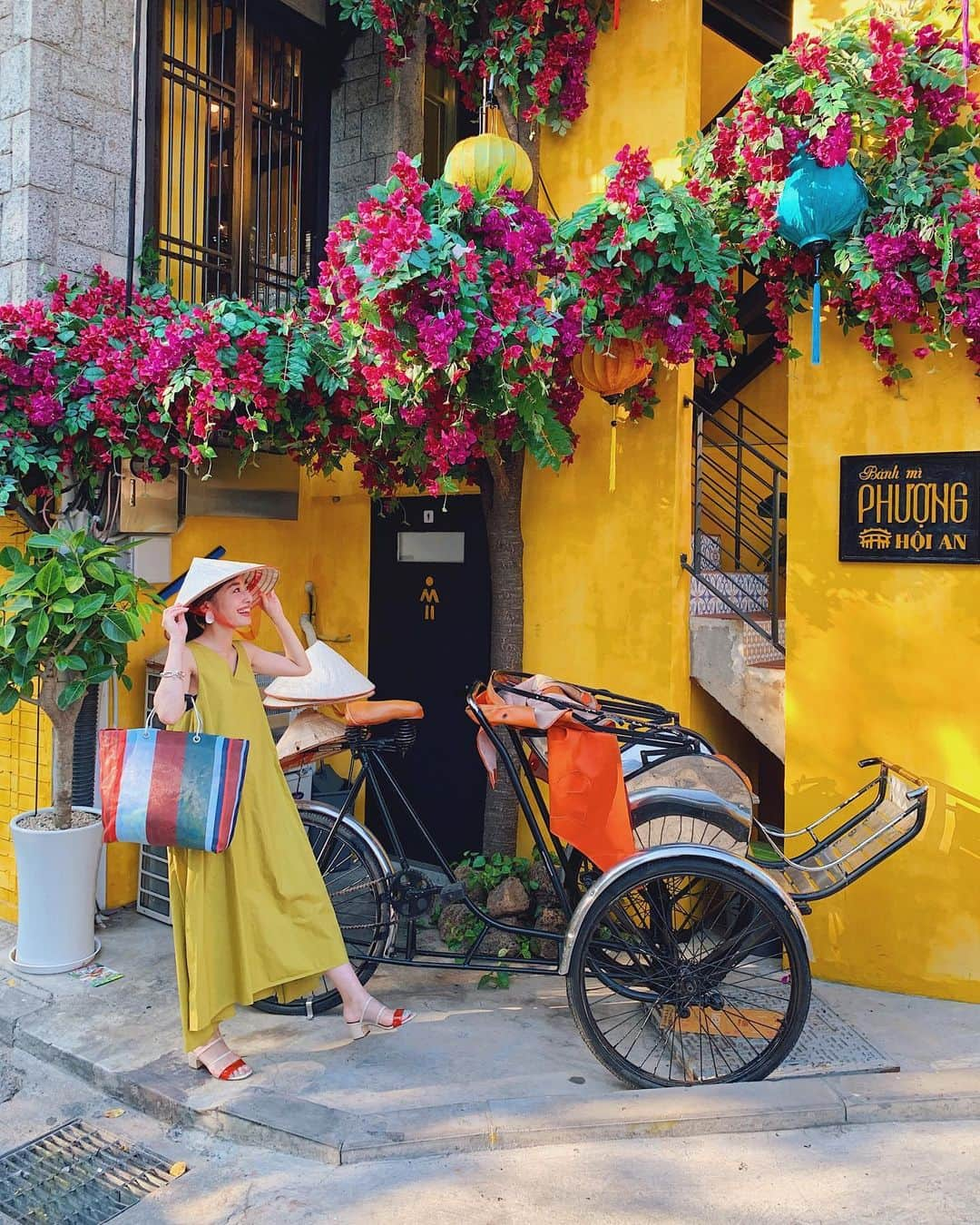 小祝麻里亜さんのインスタグラム写真 - (小祝麻里亜Instagram)「【Banh mi Phuong Hoi An／グルメ ・延南洞 】 ． 韓国🇰🇷ではなく、ベトナム🇻🇳？ そんな佇まいのお店、バインミーフォン ホイアン。こちらはベトナムのホイアンにあるお店で、『世界一美味しいバインミー🥖』と称されているお店です！ ． 今年5月に韓国に初上陸したばかりです💘 ． バインミー大好きだし、日本ではここのバインミーを味わえないし、ベトナム行く予定は今のところないし、行きたい、行きたかったけど…こちらもお腹いっぱいだったので見送りました。笑 ． ． 写真だけ撮りました😂👌にしても本場さながらの店構え、韓国のお店ってビジュアルが素敵なところ沢山なんですよね〜。 ． 食べたいもの、行きたいお店があり過ぎて胃袋がいつも足りません🤔 ． ． 行き方👉地下鉄2号線・空港鉄道弘大入口駅3番出口が近いです！ ． ． ＿＿＿＿＿＿＿＿＿＿＿ #travel #seoul #gourmet  #BanhmiPhuongHoiAn #BanhmiPhuong  #Banhmi #韓国 #ソウル #韓国グルメ #韓国旅行  #旅スタグラム #延南洞 #モグスタグラム #ヨンナムドン #バインミー #여행#여행기록 #여행스타그램 #막스타그램 #먹고싶다  #연남동  #연남동맛집 #반미」7月1日 22時14分 - maria_koiwai