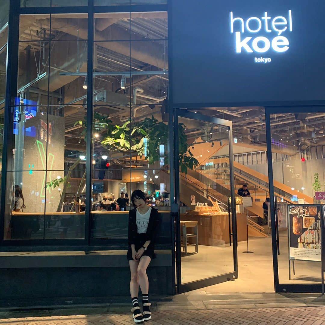 上野優華さんのインスタグラム写真 - (上野優華Instagram)「すごくオシャレなカフェだけど 実はオシャレなホテル。  渋谷はオシャレだね🧐  初めて渋谷に来た時に え…？なんのお祭り？って思うのは 地方民あるあるだけど 本当に思ったからね…笑  活気があるのは好きです。 あと東京は夜も明るい。← #hotelkoe #hotelkoetokyo #カフェ #東京カフェ #cafe #instacafe #cafe巡り #cafegram」7月1日 22時18分 - yuukaueno0205