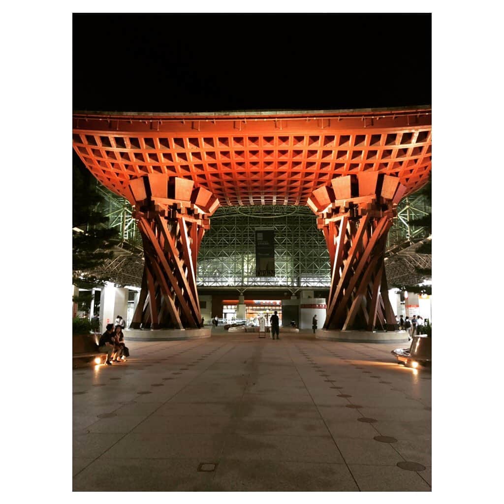 國分優香里のインスタグラム：「✩ 自分を癒す食の旅〜in金沢 に行ってきましたー！！ ✩ ずっと行きたかった金沢！！ やっと行けた〜😆✨ ✩ これから過去最強の飯テロがはじまります。 引き続き、お付き合い頂ける方はご覚悟を…❤️（笑） ✩ ✩ ✩ #金沢 #食の旅 #兼六園 #東茶屋街 #金の多幸焼 #金沢おでん #鈴木大拙館 #石浦神社 #角打ち #お抹茶 #癒し #これは序章にすぎない」