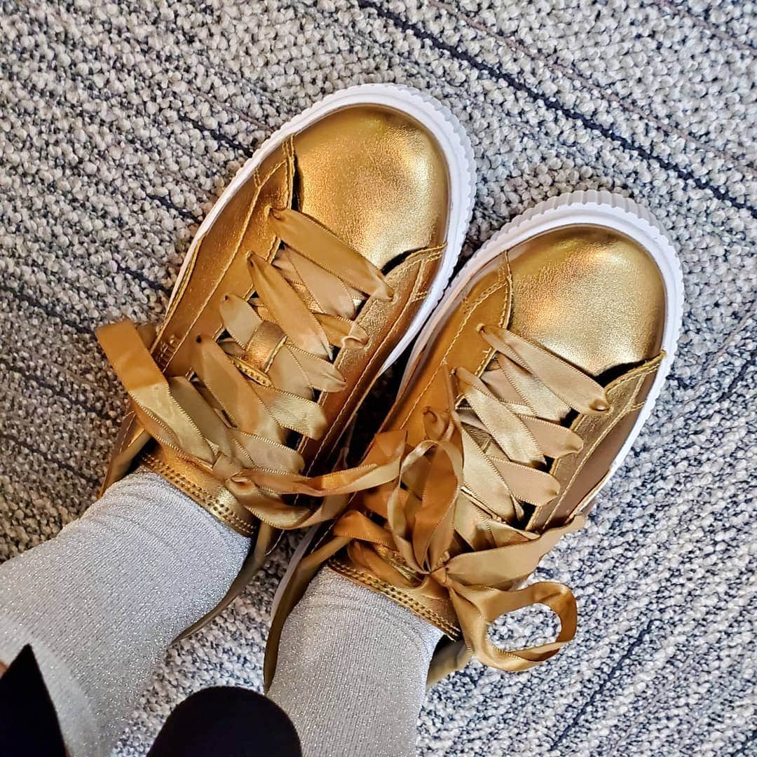 安田サラさんのインスタグラム写真 - (安田サラInstagram)「ㅤㅤㅤㅤㅤㅤㅤㅤㅤㅤㅤㅤㅤ ㅤㅤㅤㅤㅤㅤㅤㅤㅤㅤㅤㅤㅤ 新しく手に入れた靴💫ゴールド！！ 紐がリボンで可愛い🥺🎀 靴って無限に欲しくなるから困る…😢💛 ㅤㅤㅤㅤㅤㅤㅤㅤㅤㅤㅤㅤㅤ ㅤㅤㅤㅤㅤㅤㅤㅤㅤㅤㅤㅤㅤ #安田サラ #SaraYasuda #私服 #靴 #スニーカー #スニーカーコーデ #ゴールド #ゴールドスニーカー」7月1日 22時21分 - yasuda_sara