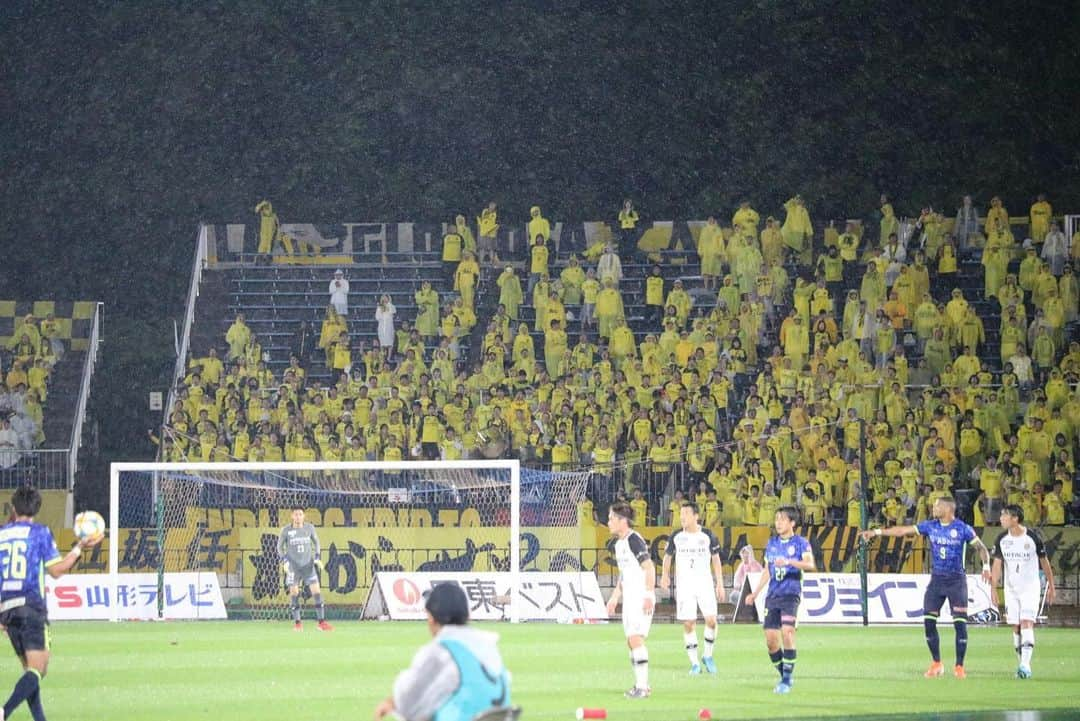 菊池大介さんのインスタグラム写真 - (菊池大介Instagram)「勝利！！ 雨の中山形まで来てくれたレイソルサポーターと勝利のフェスタできて良かったです✨✨ 天皇杯、リーグ戦と続きますが引き続き熱いサポートよろしくお願いします‼️ #DaisukeKikuchi #菊池大介 #reysol #柏レイソル #モンテディオ山形 #アンダーアーマー #UA #football  #soccer  #サッカー  #2019」7月1日 22時23分 - kikudai0412