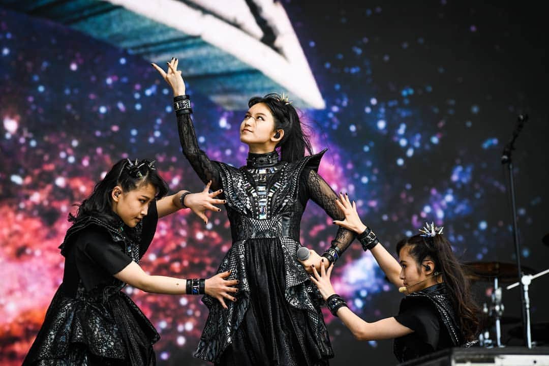 鞘師里保さんのインスタグラム写真 - (鞘師里保Instagram)「🤟 --; #sayashiriho #鞘師里保  #BABYMETAL」7月1日 22時25分 - sayashiriho_