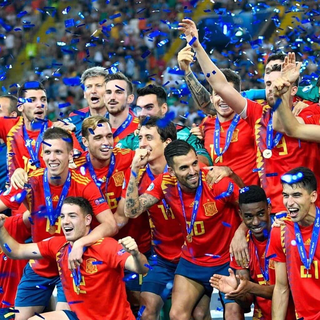 LFPさんのインスタグラム写真 - (LFPInstagram)「CHAMPIONS! 🇪🇸🏆🎉 How many of them play in #LaLiga? • #Spain #Champions #LaLigaSantander #LaLiga123」7月1日 22時26分 - laliga