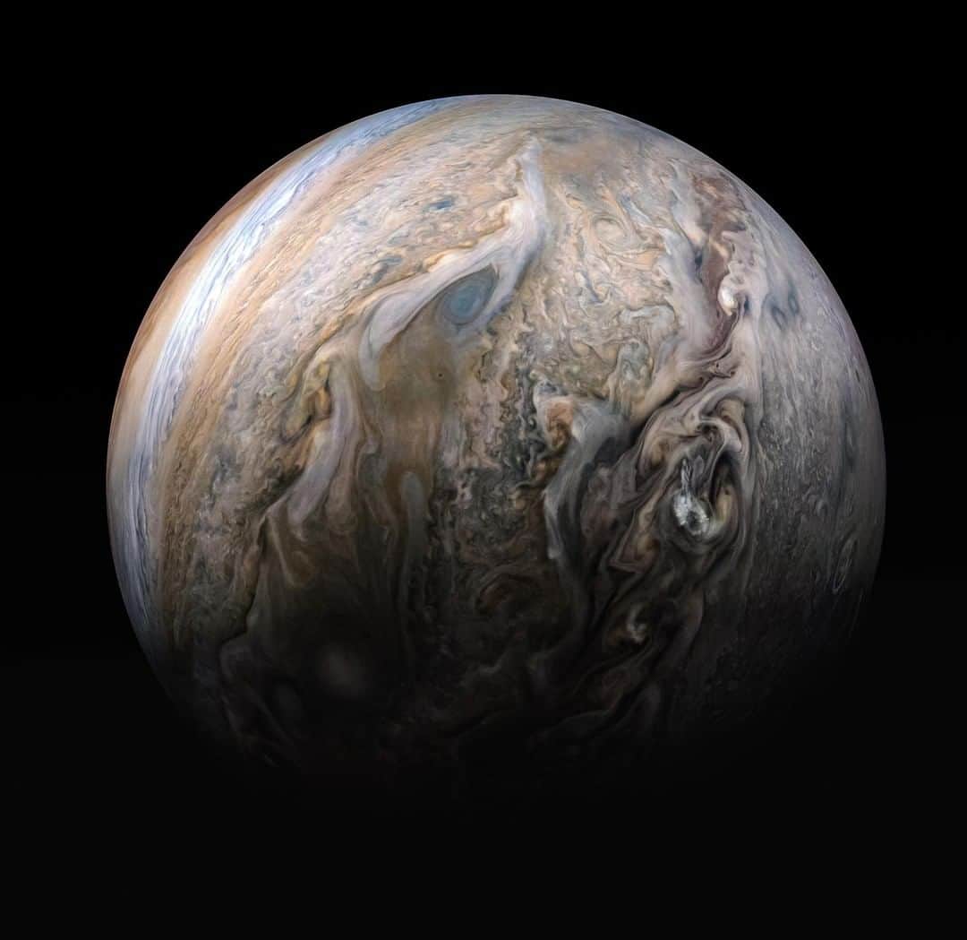 Discoveryさんのインスタグラム写真 - (DiscoveryInstagram)「Jupiter's stormy northern hemisphere. 🌩️ 📸 by @NASA . . . . #potd #themoreyouknow #NASA #space #Hubble #spacestorm #wow #outerspace #Jupiter #UFOday #WorldUFODay」7月1日 22時27分 - discovery