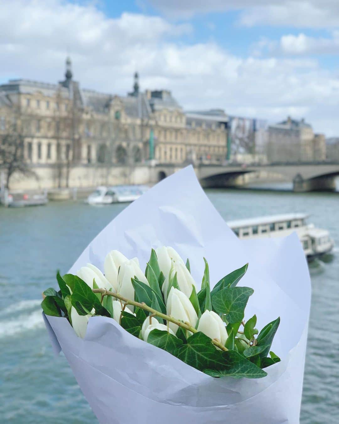 Yuya Oishiさんのインスタグラム写真 - (Yuya OishiInstagram)「お花を買って、友達の家へ😋🌷✨﻿ ﻿﻿ ﻿﻿ ﻿ ﻿ ﻿ #france #paris  #travelling #beautiful #travel #trip #journey #travelgram #love #happy #seineriver #tulips  #instagood #art #flowers #photooftheday  #cute #traveler #power #instatravel #travellover  #フランス #パリ #海外 #海外旅行 #旅  #旅行  #海外生活 ﻿#セーヌ川 #💐」7月1日 22時28分 - yuustaglam