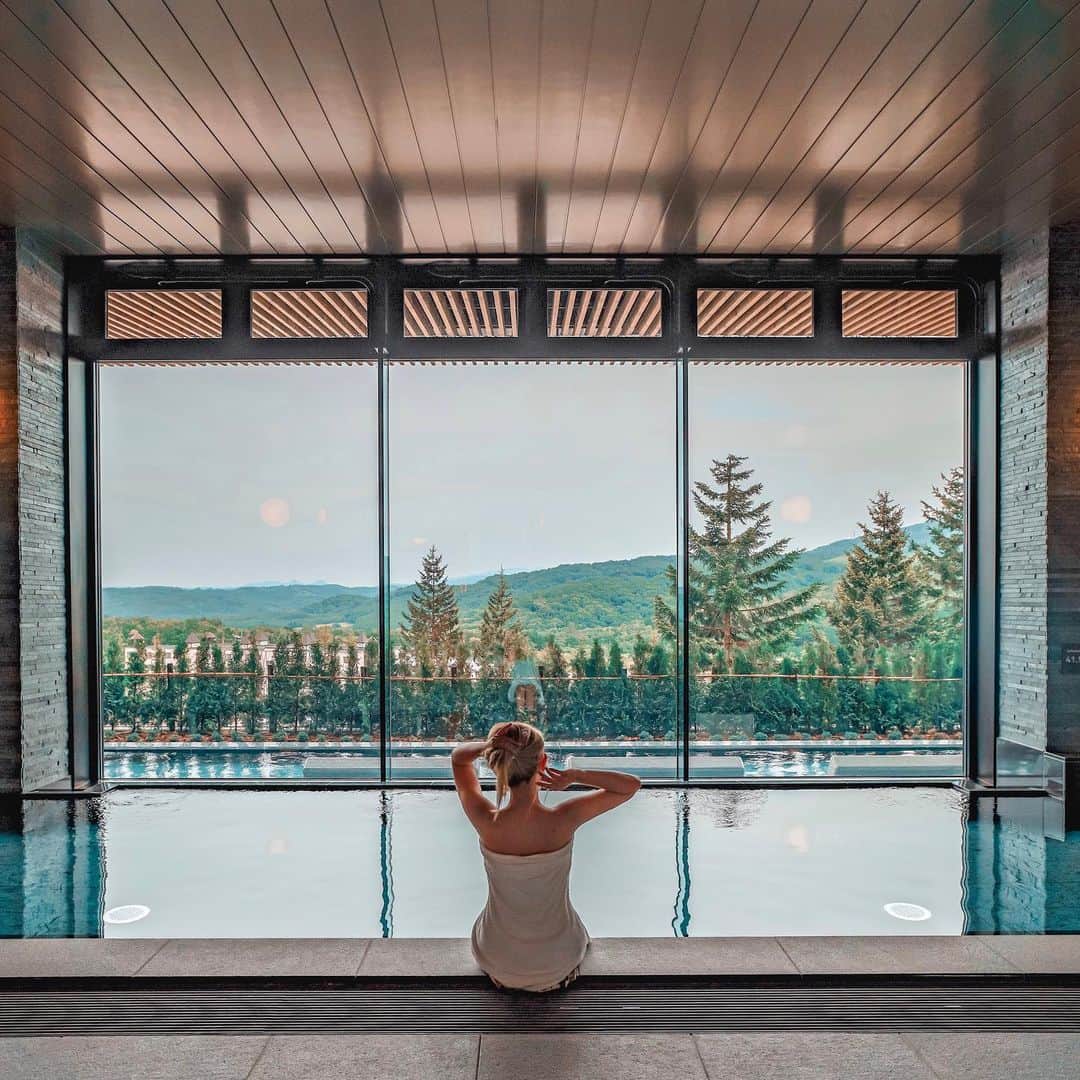 Stella Leeさんのインスタグラム写真 - (Stella LeeInstagram)「Visited Hokkaido this summer and spent a few days relaxing at the beautiful resort of @westinrusutsu . Surrounded by spectacular views of the mountains making this resort a perfect getaway during not only winter season but also summer. Because, let’s admit it, summer in Hokkaido is always a good idea, yes? 💕💕💕 . And they just renovated the public bath area, which consist of indoor and outdoor bath to rejuvenate body’s and mind @westinrusutsu @westin . 📸: @shunyatakano #Westin #ウェスティン #ウェスティンルスツリゾート #westinrusutsu」7月1日 22時28分 - stellalee92