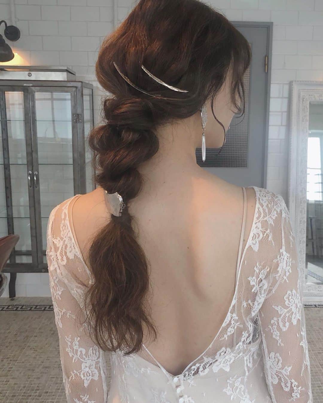 のインスタグラム：「hairmake🌿 . ご結婚おめでとう、りさちゃん♡ 彼女との出会いは私が美容師1年目、 モデルハントしてた時でした🌝 (長時間で辛いときもあったけど可愛い子に声をかけれるなんて美容師という職業の特権でしかないと思っていた🤤) . なにかとお世話になったアシスタント時代、 こうして今お仕事としてヘアメイクをする機会をいただけたことが、ご縁が ほんとにほんとに嬉しい😢✨ あの時りさちゃんに声をかけてよかった、りさちゃんと「出会う」という選択をしてよかった🙆🏽‍♂️💌 . SNSで簡単に繋がれ出会え知り合える今の時代だからこそ 人と人とを直接通じた出会いとご縁をより大切にしたいって思うなぁ💭 . ドレスは素敵な @plume.dress  とってもとってもお似合いすぎ！！！ 頼んでくれて、本当にありがとう💞 チャーミングで照れ屋で素敵な旦那さんと末永くお幸せに〜🥺👏🏻✨ . . #ichiki_arrange  #ichiki_hair」