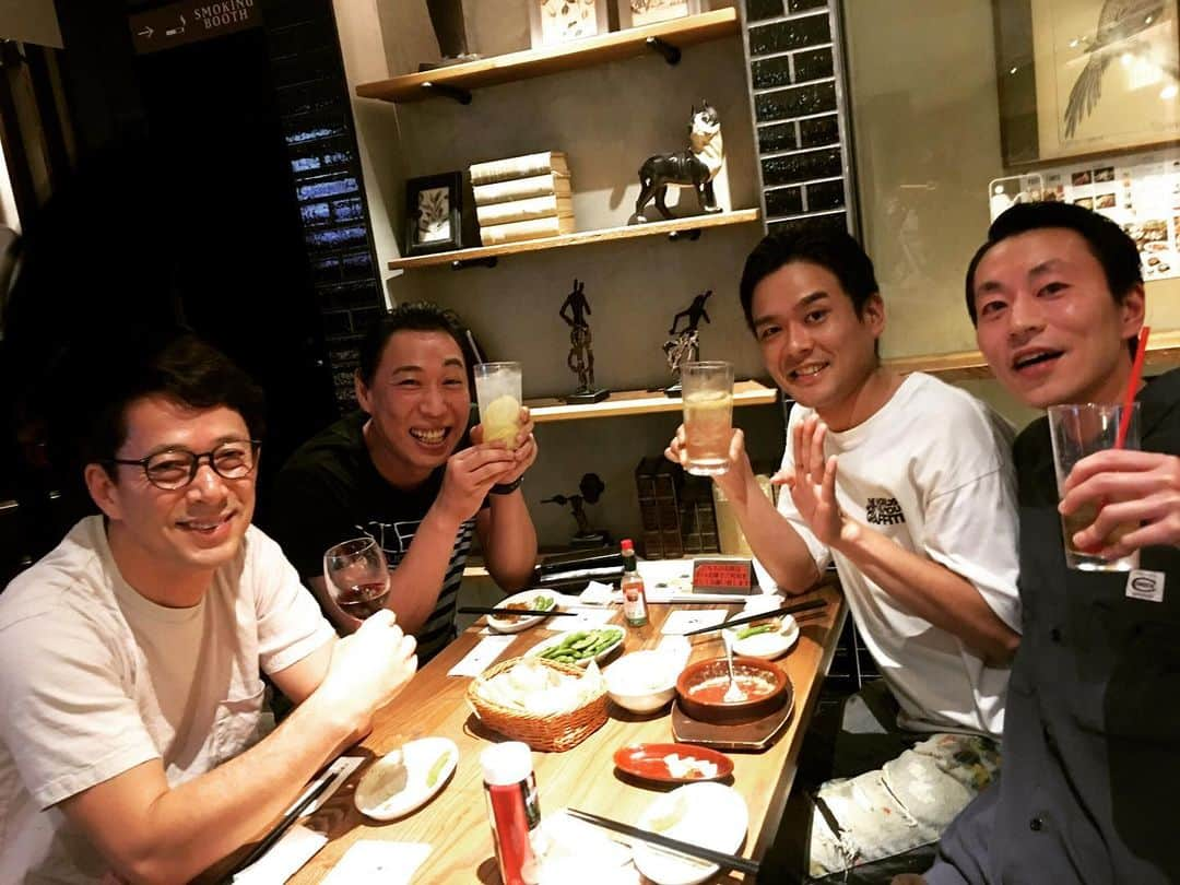 西川忠志さんのインスタグラム写真 - (西川忠志Instagram)「稽古終わり飲みに🍻行きました。  伊賀健二くん、ジソンシンの酒井くん＆ 下村くんと飲みに行きました！ 伊賀くんとは、この間、漫才師でありますジソンシンの 単独ライブを一緒に観に行ったので、 ４人でワイワイと感想を言い合っておりました！ 楽しい時間でした！  皆様！7月3日初日の新橋演舞場『笑う門には福来たる』公演を どうぞ宜しくお願い致します。  #伊賀健二 #ジソンシン #ジソンシン酒井 #ジソンシン下村 #酒井孝太 #下村啓太 #西川忠志 #吉本新喜劇 #よしもと新喜劇 #東京 #新橋演舞場 #笑う門には福来たる #飲み会 #ありがとう #ありがとうござます #感謝 #🍻#ビール #ワイン #ハイボール #生ビール #単独ライブ #楽しい #おいしい #美味しい #漫才師」7月1日 22時35分 - nishikawa_tada