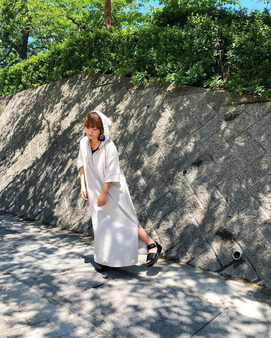 近藤夏子さんのインスタグラム写真 - (近藤夏子Instagram)「天気が悪い日が続いてるなぁ☔️ 梅雨ってやつですね🌀 そんな中の一瞬の晴れ間はウキってなります❤️ 雨季にウキっ。なんつって。。。 ワンピ… @etretokyo  #夏コーデ #ワンピース #ワンピ #サンダル #ワンピが好きすぎて #ワンピばっか #梅雨 #雨季」7月1日 22時36分 - kondonatsuko