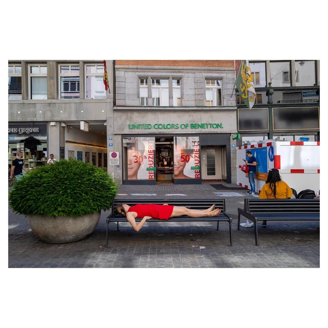 Pete Halvorsenさんのインスタグラム写真 - (Pete HalvorsenInstagram)「💃🏻💤hot, action packed weekend in Zürich. I surfed in a wave pool, I floated down the river, I went on a day trip to the Alps...all within a couple days. Looking forward to editing, processing film, downloading video and sharing more from the stopover, it was my 5th visit to Zürich in the last few years and it keeps surprising me. Currently on a train to Frankfurt and this photo jumped out at me, thought I'd share and also invite you to join my AMA on my Instagram Stories while I'm rolling through Switzerland back into Germany. . Leica Q2」7月1日 22時37分 - petehalvorsen