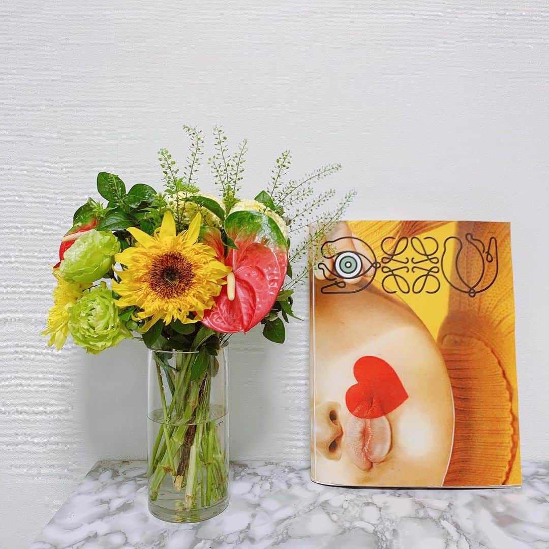 Sayakaのインスタグラム：「* Hello July🌻🌻🌻 お家の中だけ夏気分🌈✨✨ どんより曇り空☁️ジメジメな梅雨☔️早く終わって🙏 . . #flower #flowers #flowerlovers #floweroftheday #flowerstagram #flowerarrangement  #sunflower #sayakasflower  #花 #ひまわり #向日葵 #花のある暮らし #花のある生活」