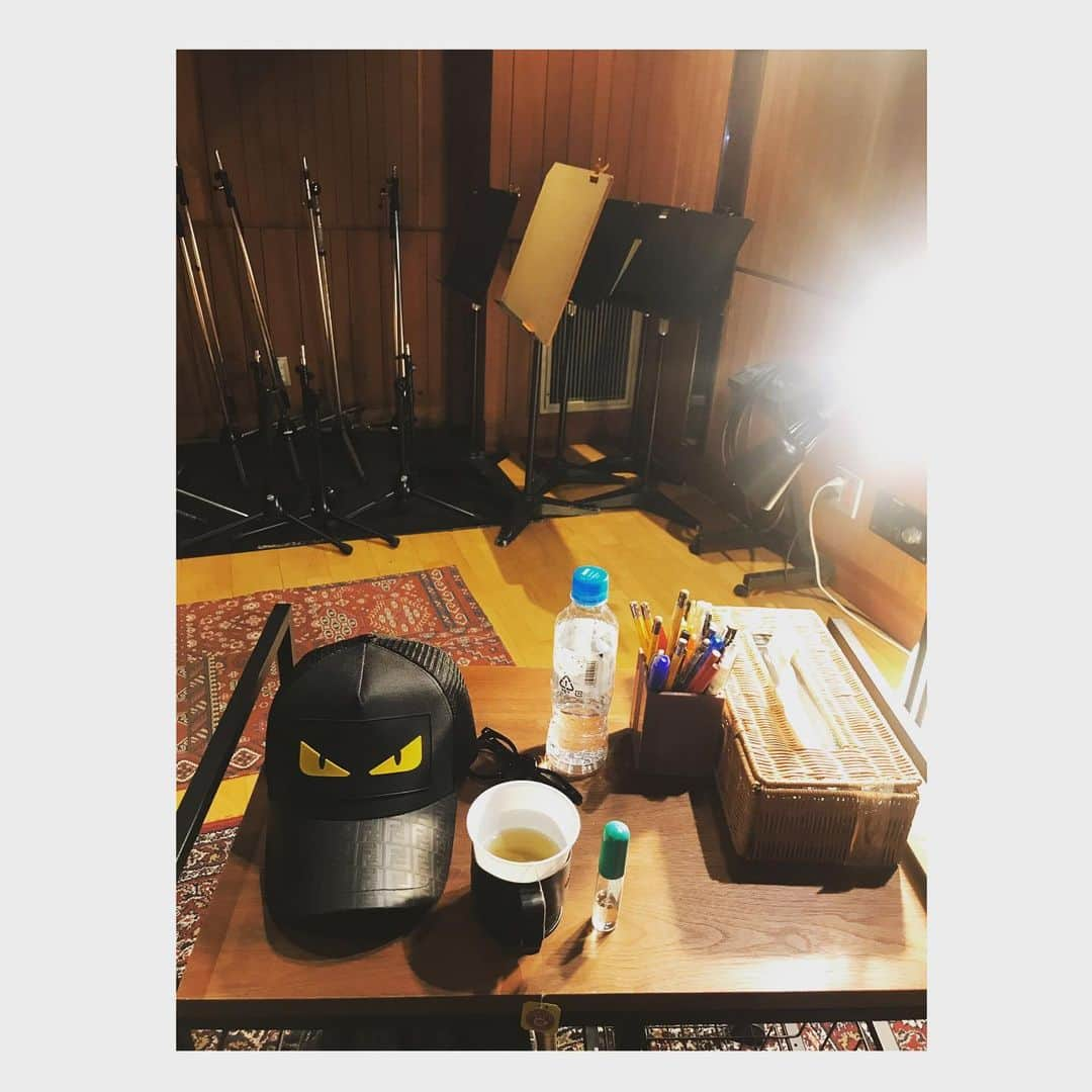 上山竜治さんのインスタグラム写真 - (上山竜治Instagram)「今日は朝からキックボクシングでフィジカルトレーニング。失神寸前。  そしてとある仕事のレコーディングへ。  最近のマイブームは『ハッカ油』。 シーユー」7月1日 22時38分 - kamiyama_ryuji_0910