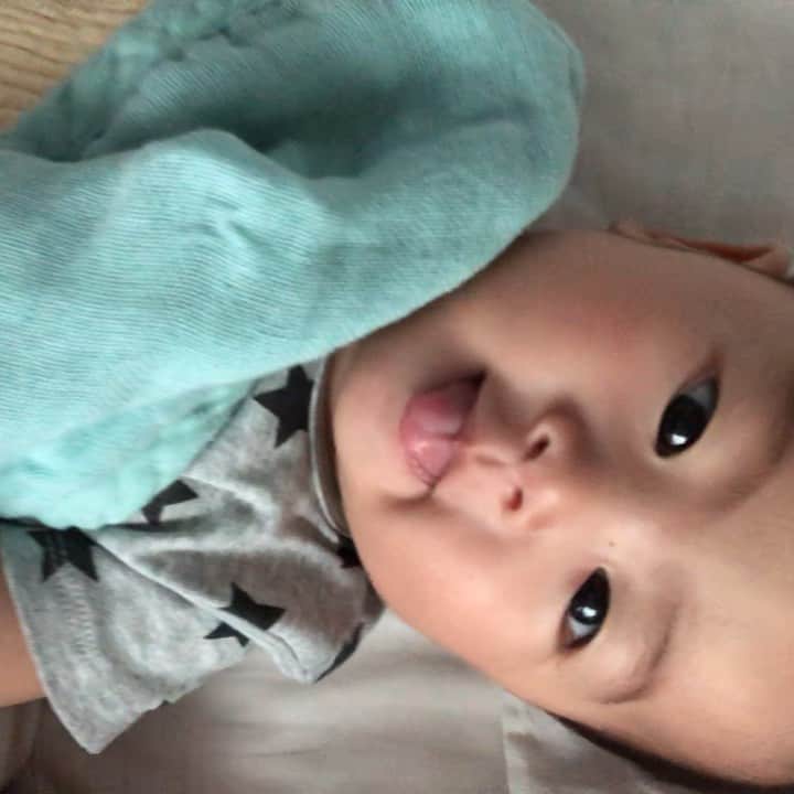 のインスタグラム：「寝起きもカメラ目線。 【森本容子セレクト オンラインストア】http://ymdo.tokyo ※新作お知らせから発売開始時間までも【在庫切れ】と表示されておりますので注意ください。 ※商品のお問い合わせ、質問はオンラインストアへお願い致します。  @kariangofficial @ymdoshop @bankertokyo @yocomorimoto #bankertokyo #ymdoshop #kariang #banker #tokyo #denim #japanmade #カリアング#バンカートーキョー #バンカー東京#レディスウェア#今日のコーデ#カットソー#コーディネート#森本容子#キッズウエア #マタニティウエア #マタニティ#マタニティコーデ #がんばれ高齢出産 #fashion #yocomorimoto  #生後5ヶ月#生後6ヶ月」