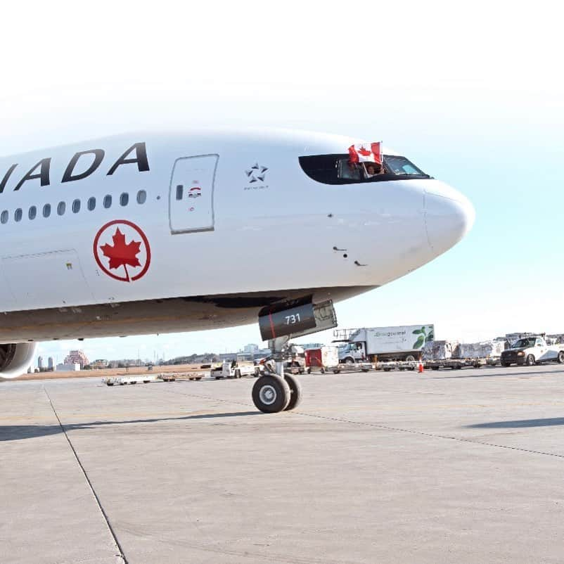 AIR CANADAさんのインスタグラム写真 - (AIR CANADAInstagram)「What can we say? We're proud to be Canadian! Happy Canada Day to our fellow Canadians around the world 🇨🇦✈️🌎 #flytheflag . . Évidemment, nous sommes fiers d’être Canadiens! Bonne fête du Canada à nos concitoyens partout dans le monde ✈️🌎 #hautledrapeau」7月1日 22時46分 - aircanada