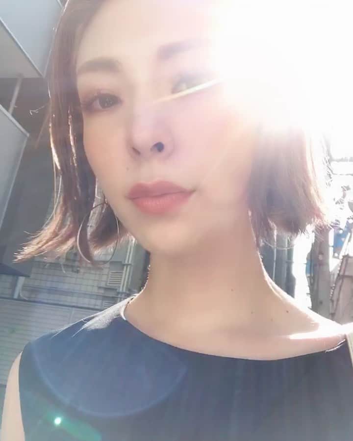 のインスタグラム：「#hair なんだか急に  purpleにしたくなって💜 #エンジョイカラー でサクッと。 makeもあわせて✨ ストレートにしてみたり 巻いてみたり 楽しめる #ボブヘアー #山名未紗hair」